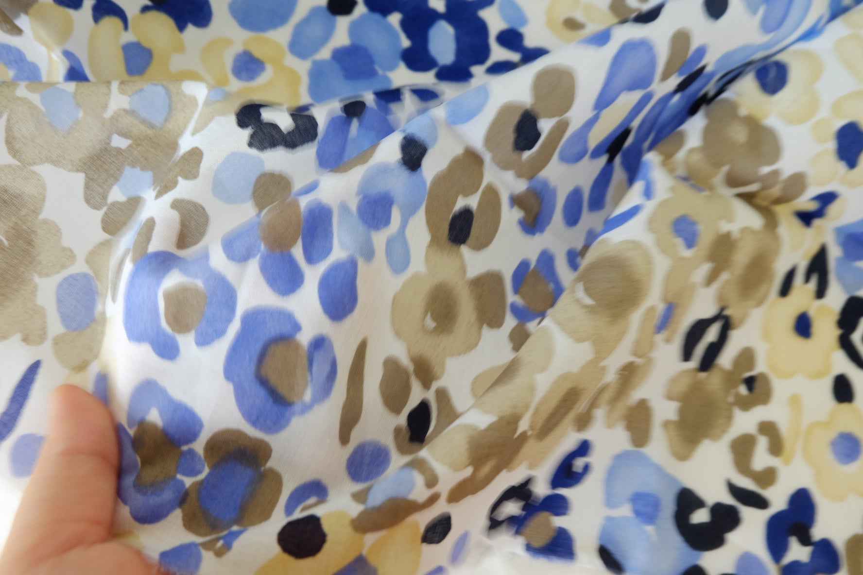 Blue Abstract Floral Lightweight Cotton Fabric – 3.3 yd