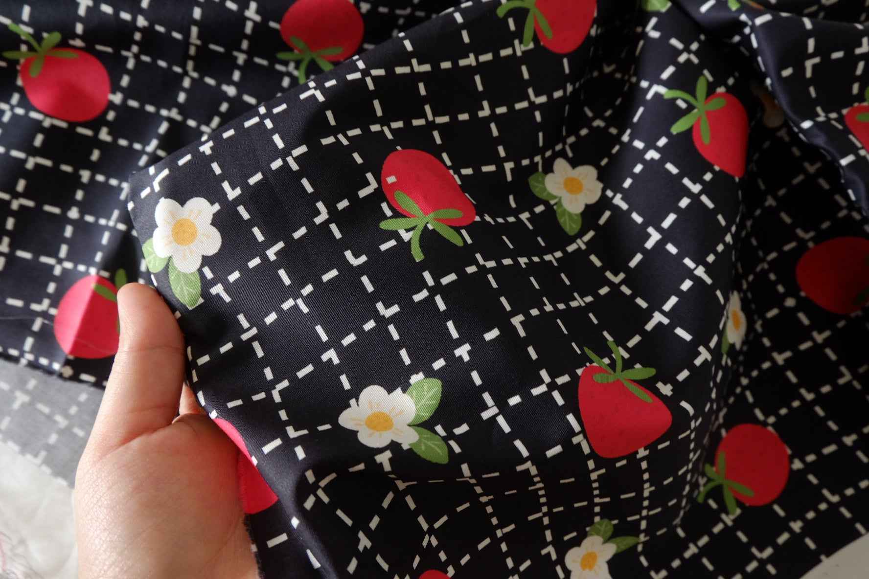 Tomato & Daisy High-Density Cotton Sateen Fabric – 1.6 yd