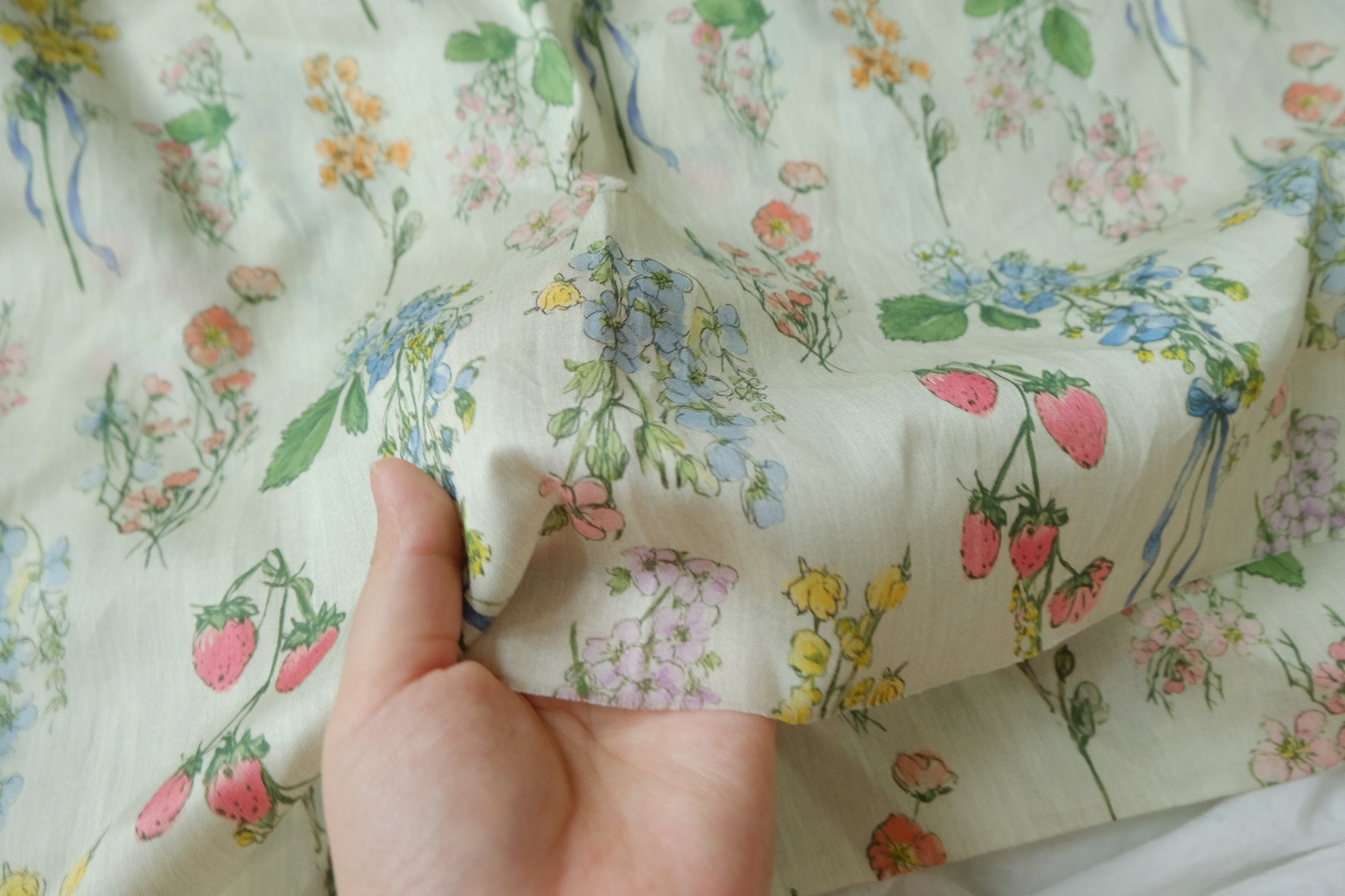 Strawberry Bouquet 80s Cotton Sateen Fabric — 1.64 yd
