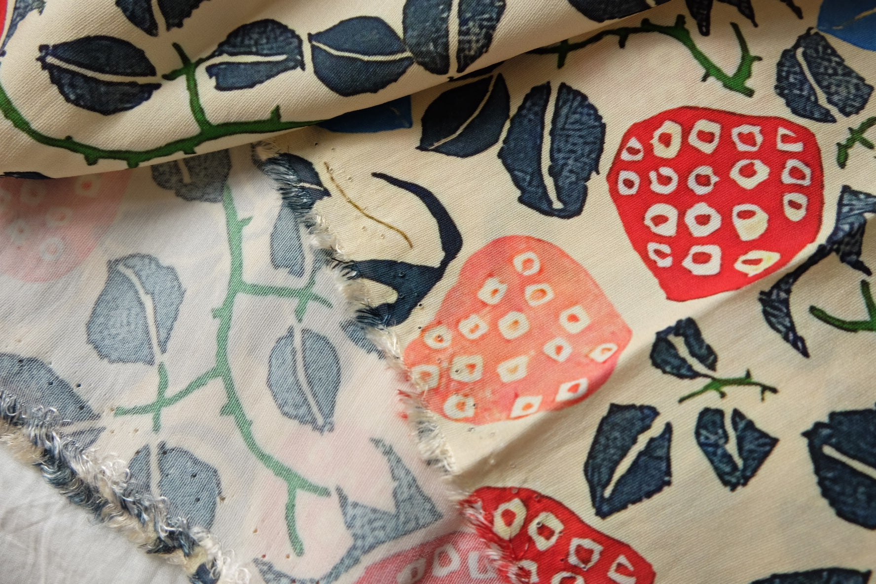 Strawberry Vine Cotton-Nylon Shirting Fabric — 2.19 yd