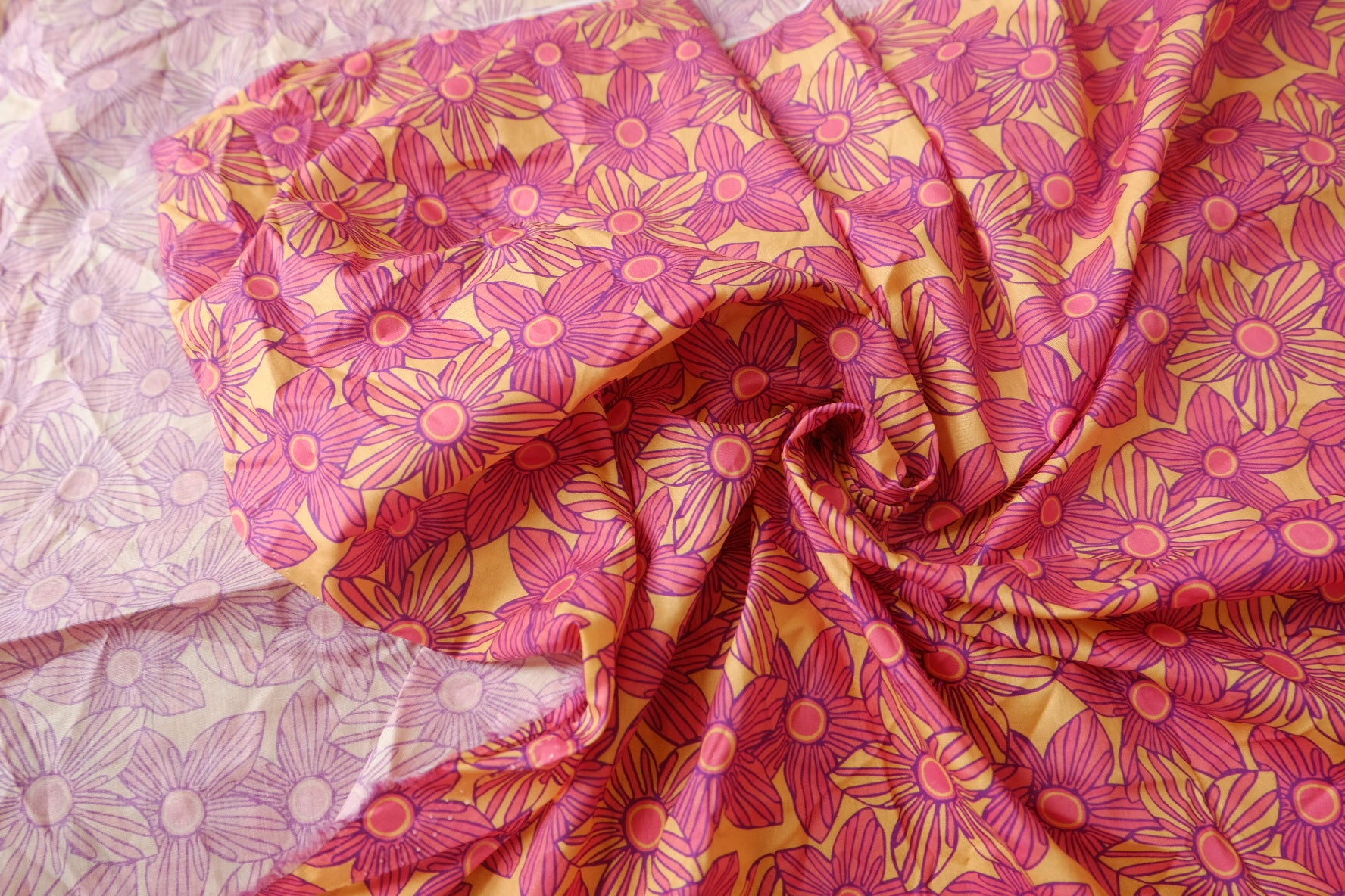 Retro Daisy Cotton Lawn Fabric - 1.20 yd