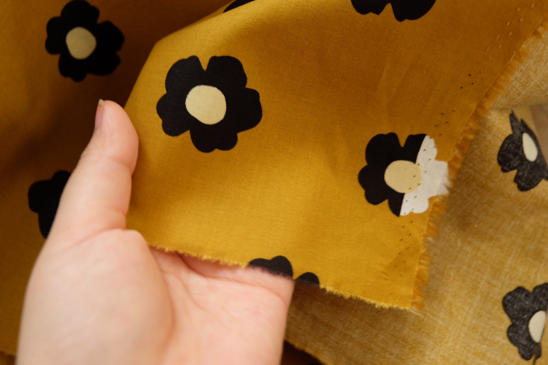 Graphic Daisy Cotton Poplin – 3.3 Yards