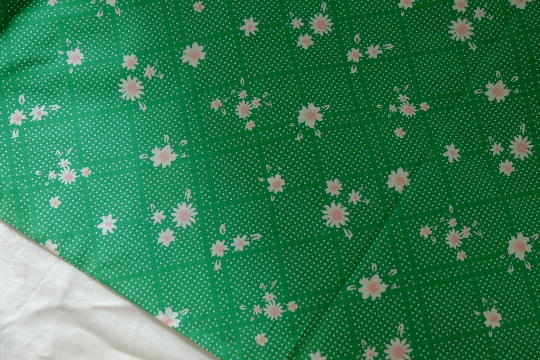Green Daisy Cotton Lawn – 2.3 yd