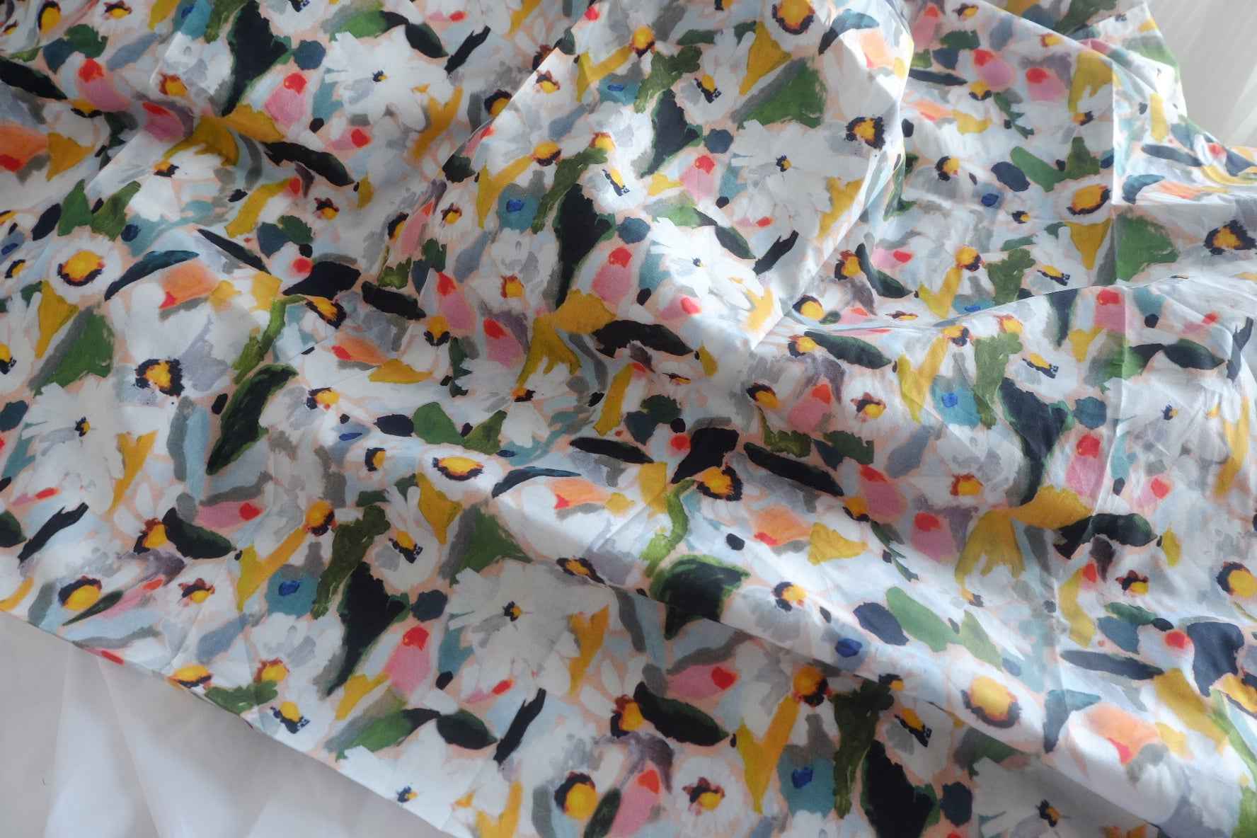 Painterly Daisy Cotton Lawn Fabric - 1.86 yd