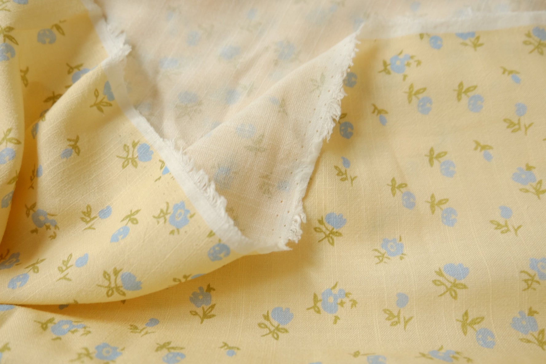 Soft Ditsy Floral Linen Blend, Slub Texture, 3.3Yards