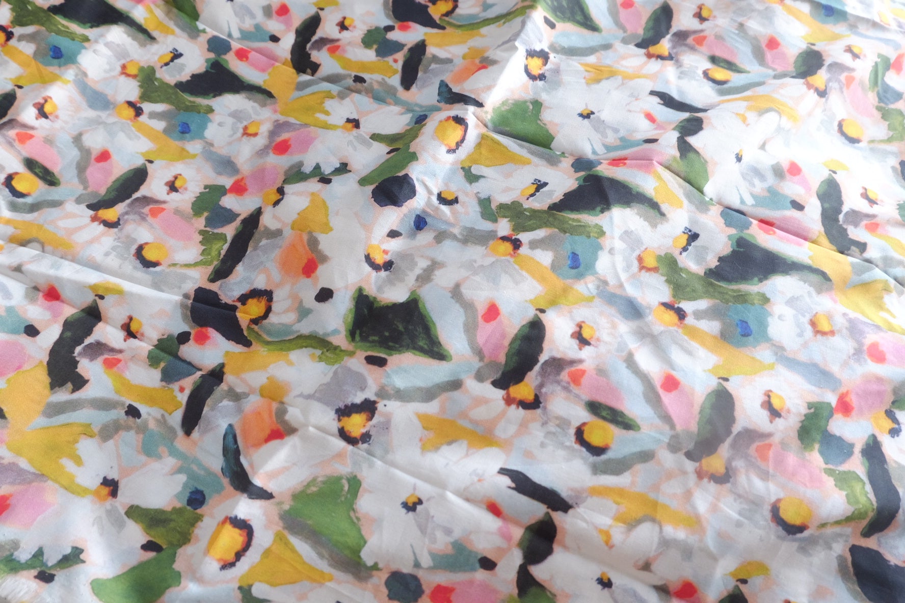 Painterly Daisy Cotton Lawn Fabric - 1.86 yd