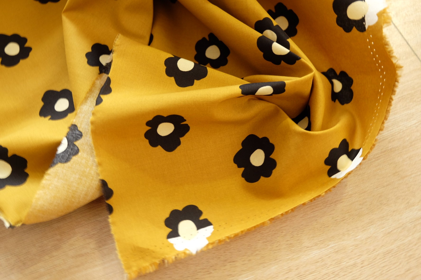 Graphic Daisy Cotton Poplin – 3.3 Yards