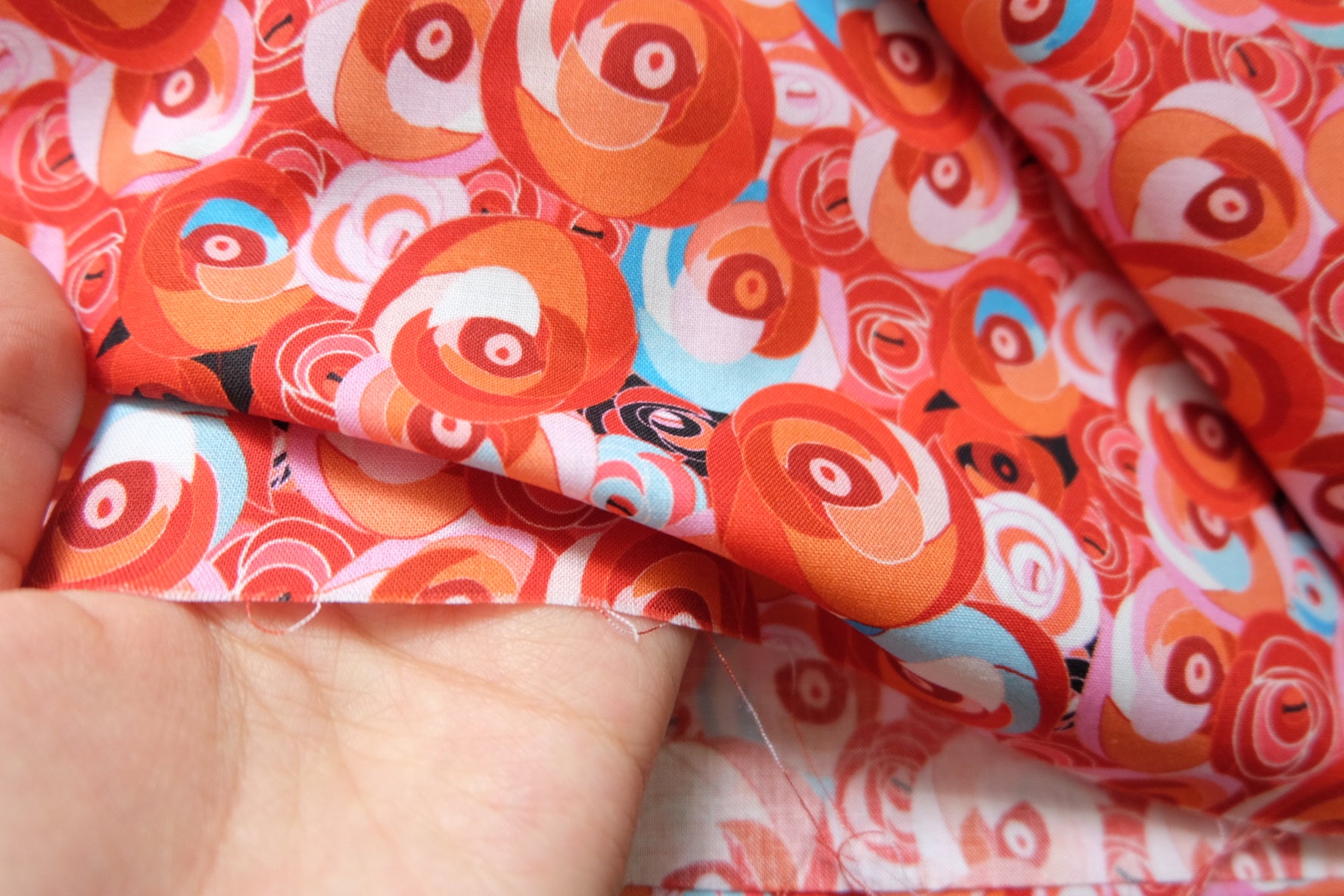 Retro Floral Rose Cotton Fabric – Medium-Weight Printed Cotton (2.08 yd)