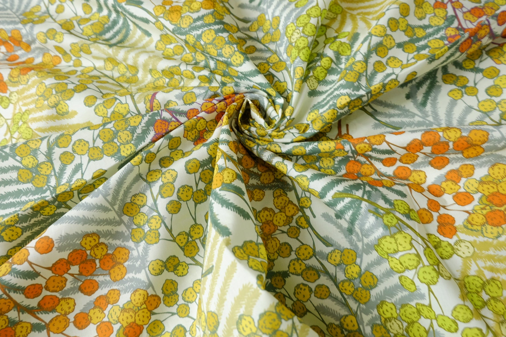 Mimosa Floral 80s Cotton Lawn Fabric — 1.64 yd
