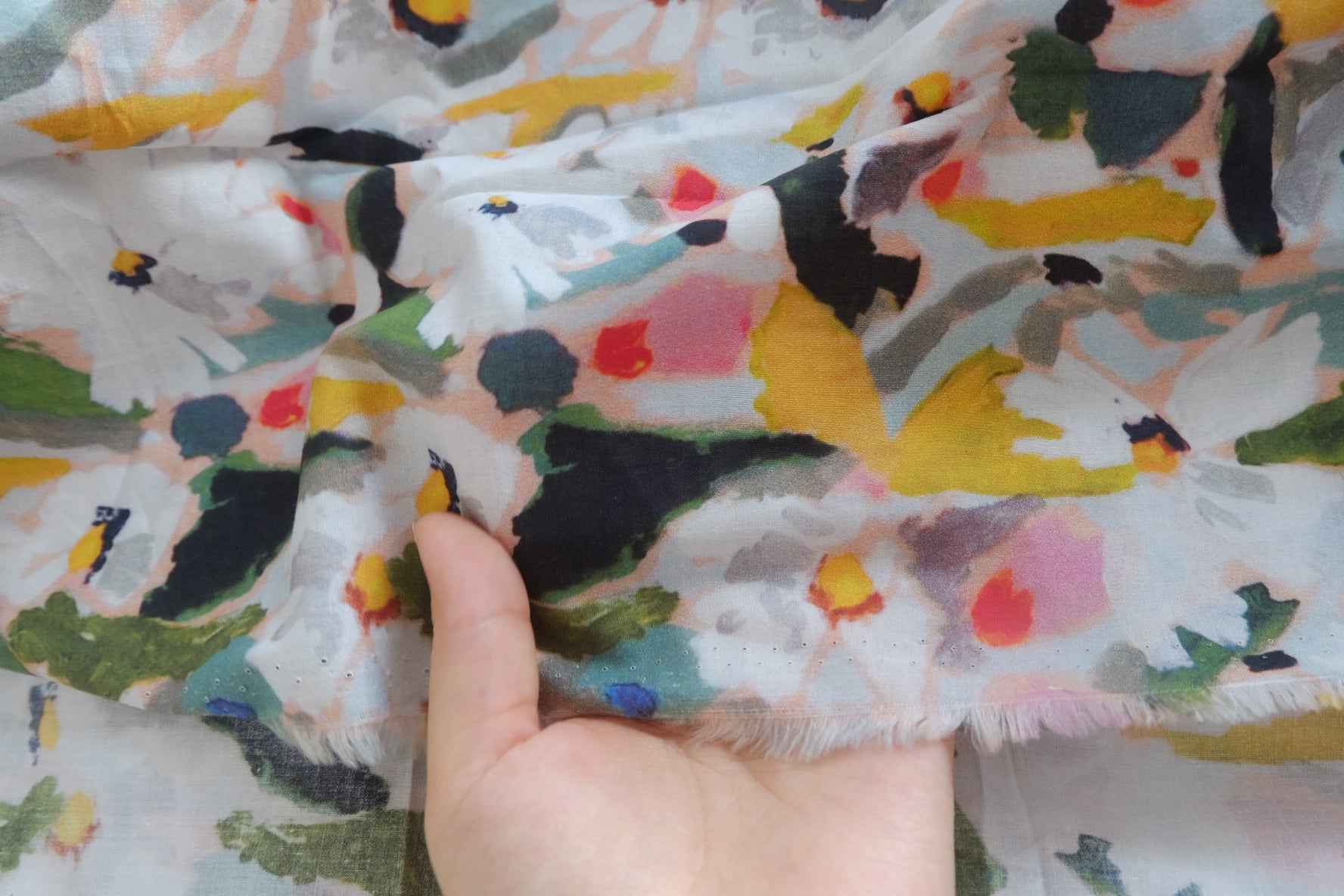 Painterly Daisy Cotton Lawn Fabric - 1.86 yd