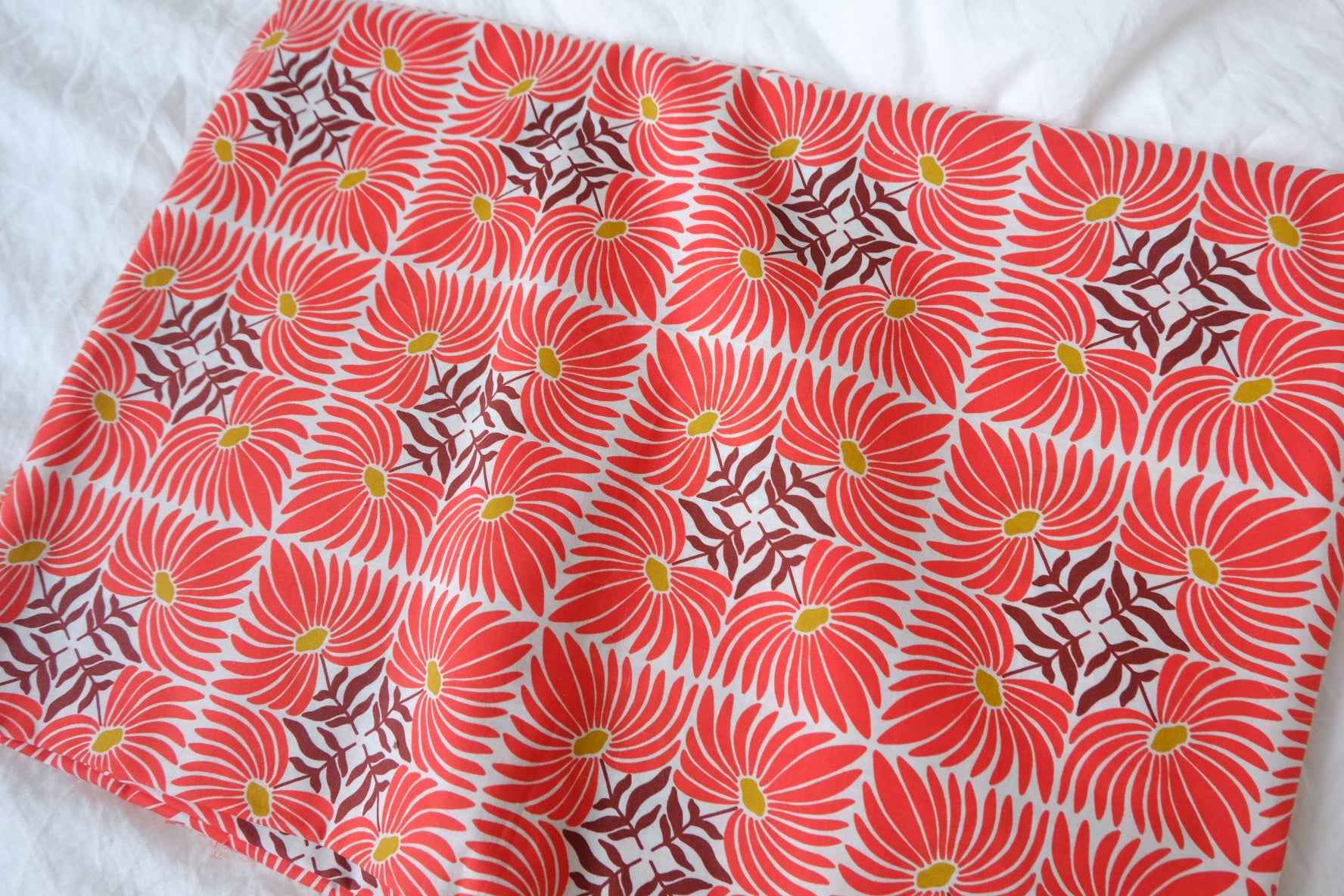 Red Graphic Daisy Cotton Fabric — 3.28 yd