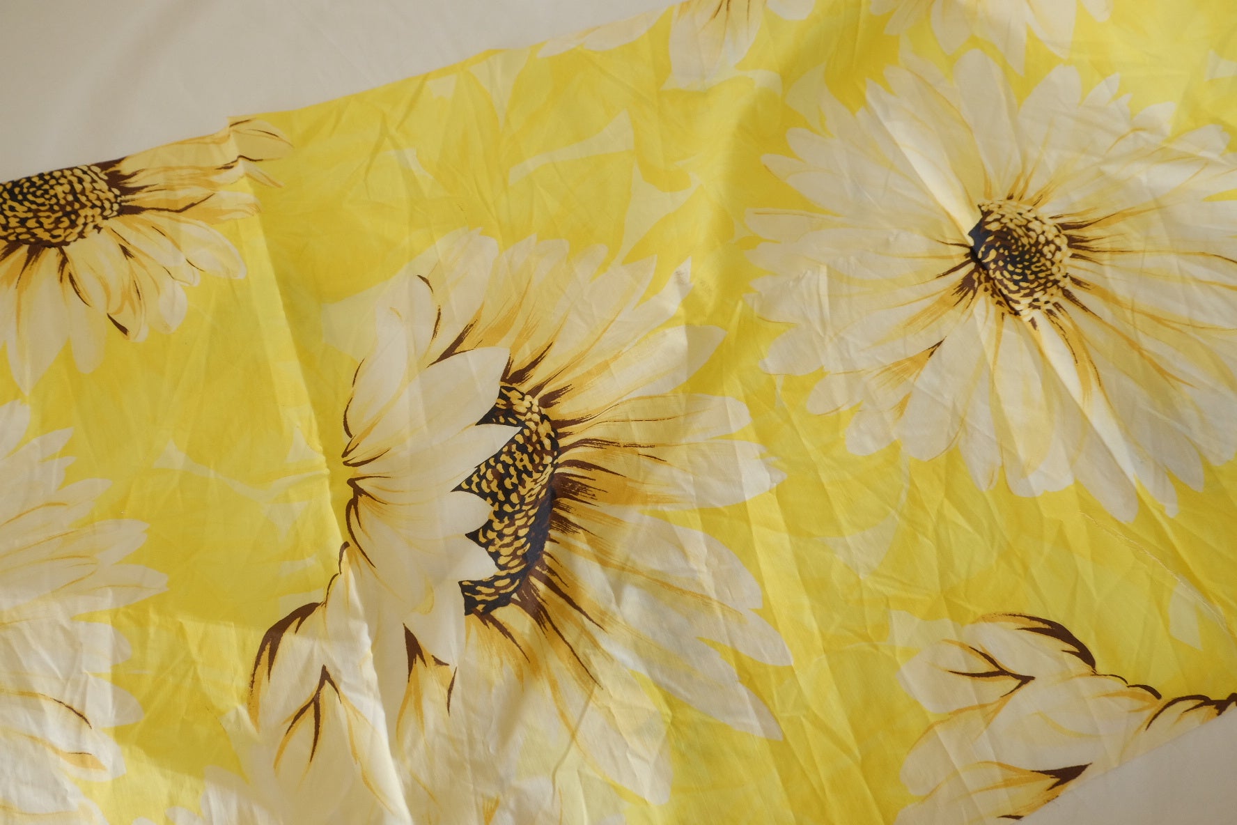 Yellow Daisy 60s Cotton Poplin Fabric – Oversized Floral Print – 1 yd