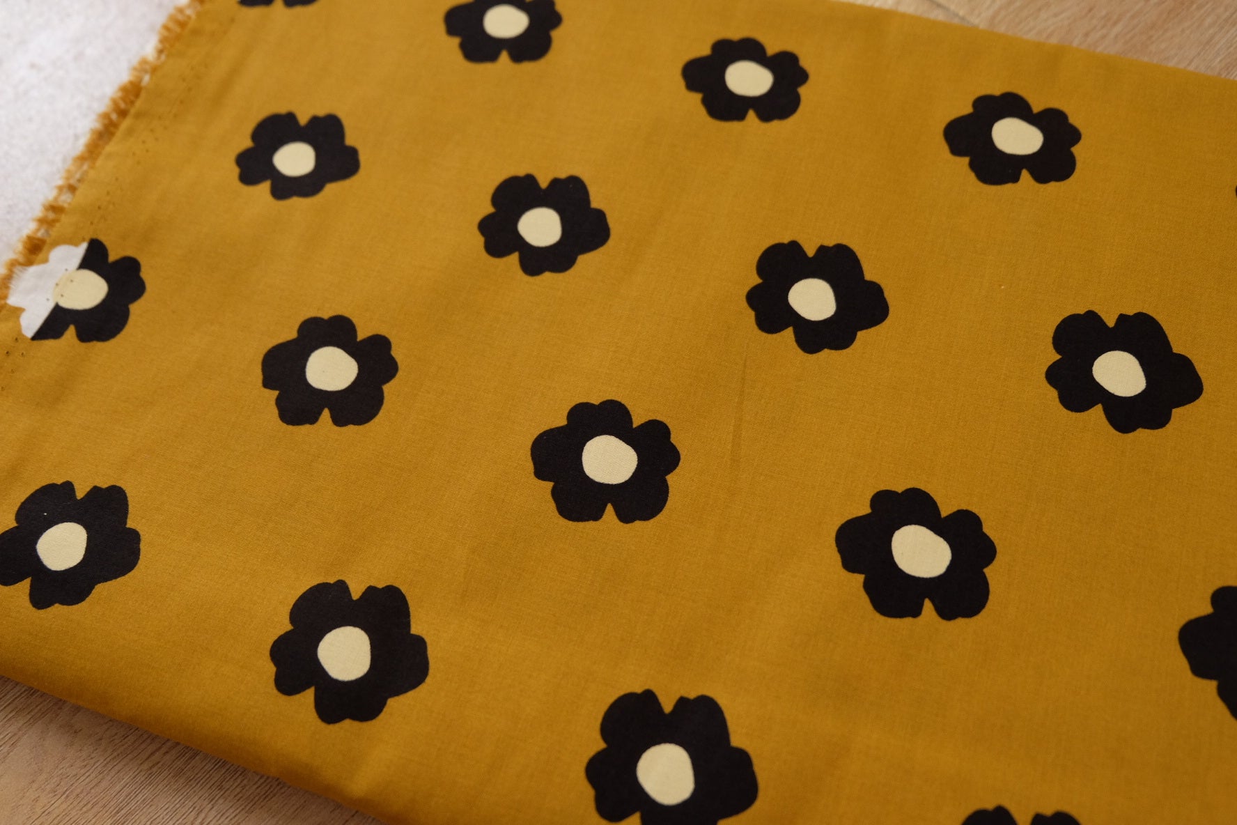 Graphic Daisy Cotton Poplin – 3.3 Yards
