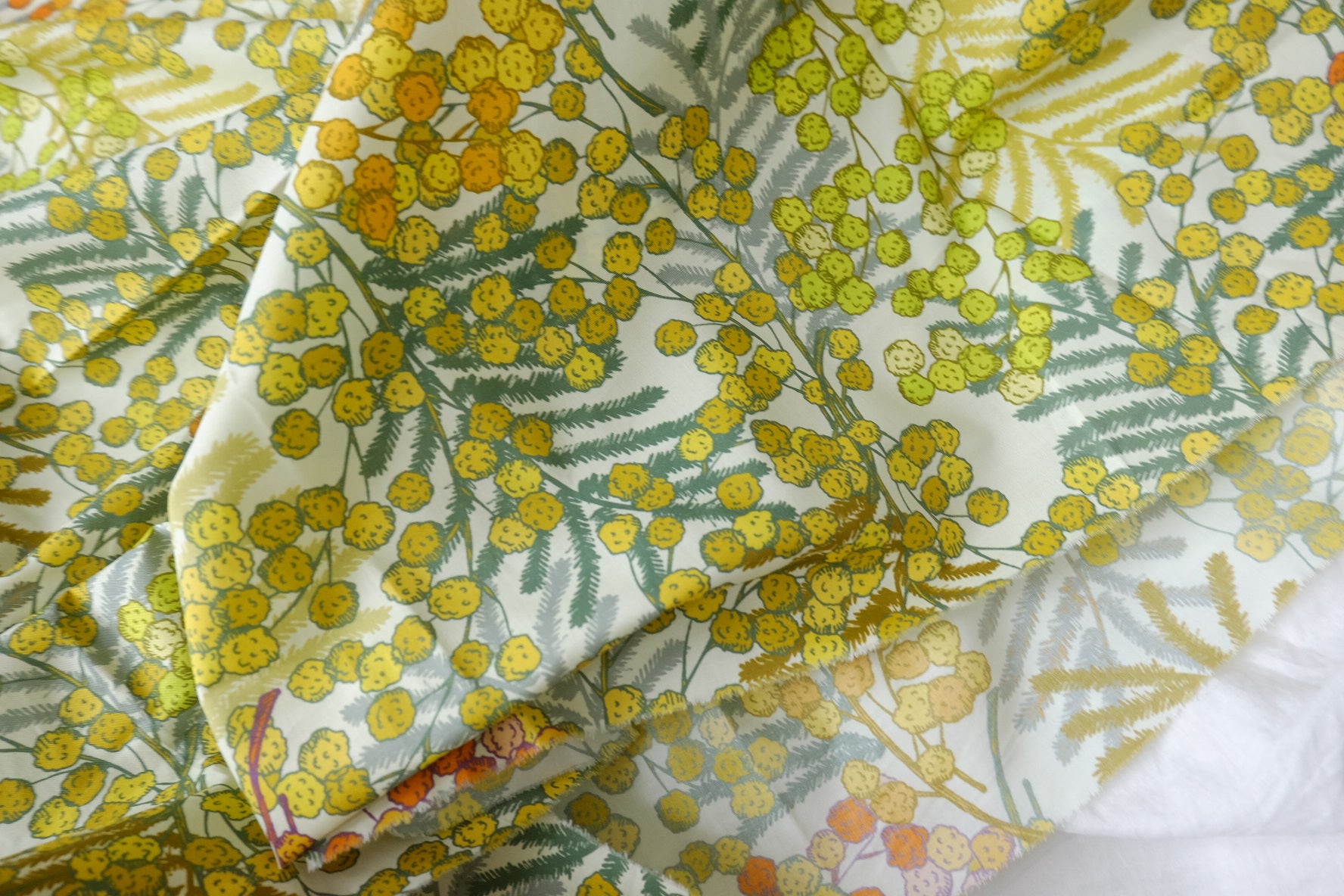 Mimosa Floral 80s Cotton Lawn Fabric — 1.64 yd
