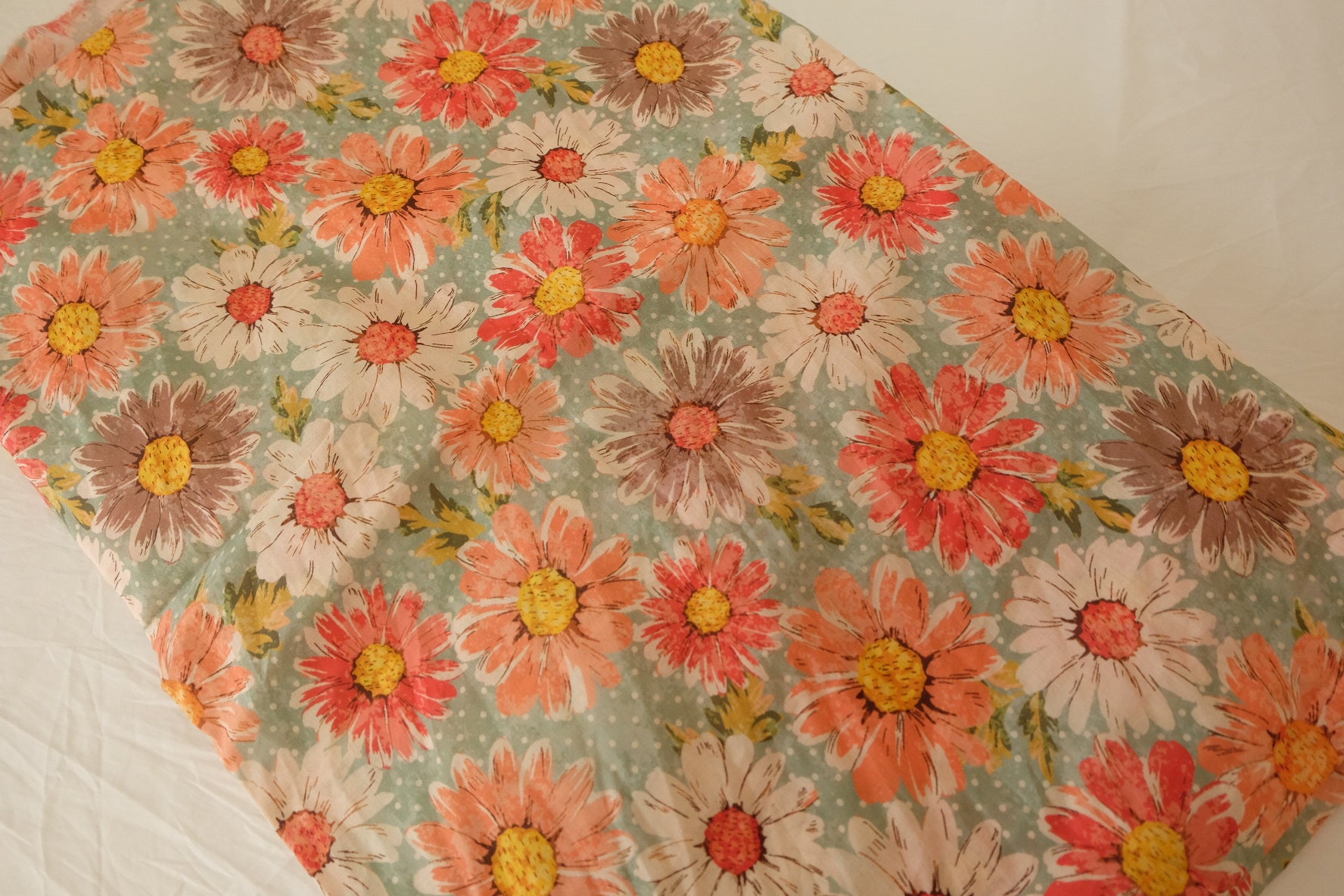 Vintage Daisy Lightweight Cotton Lawn Fabric – 2.5 yd
