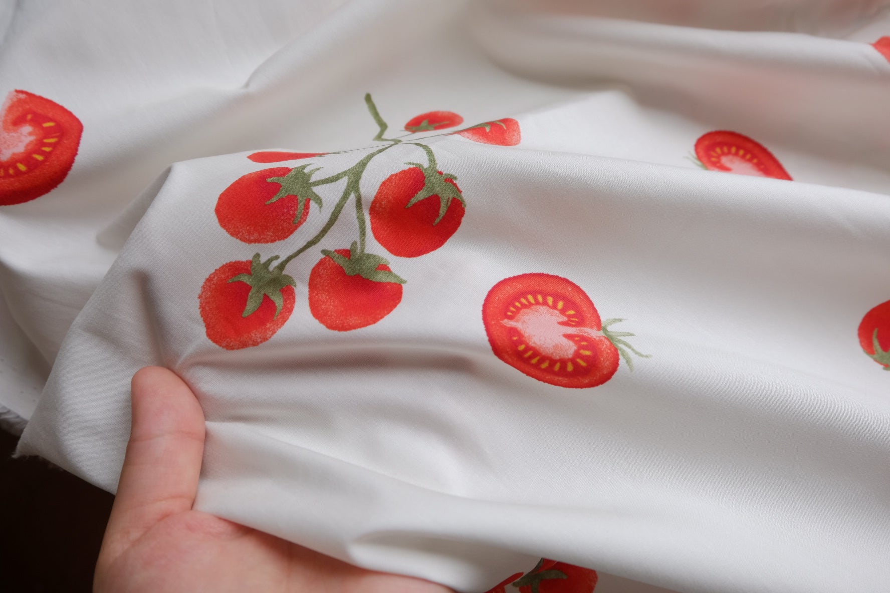 Tomato Print High-Density Cotton Poplin – 2.2 yd / 1.6 yd