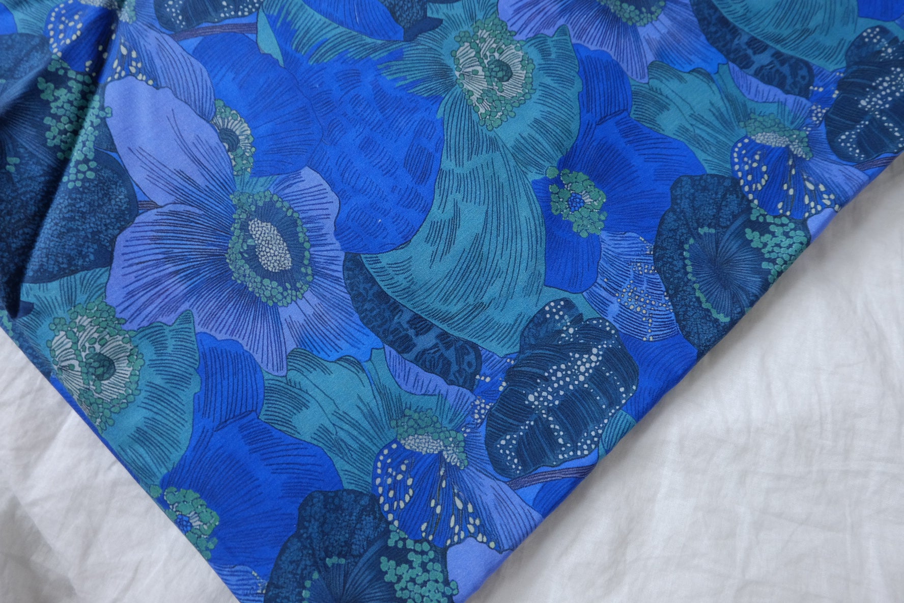 Blue Botanical 80s Cotton Lawn Fabric — 1.64 yd