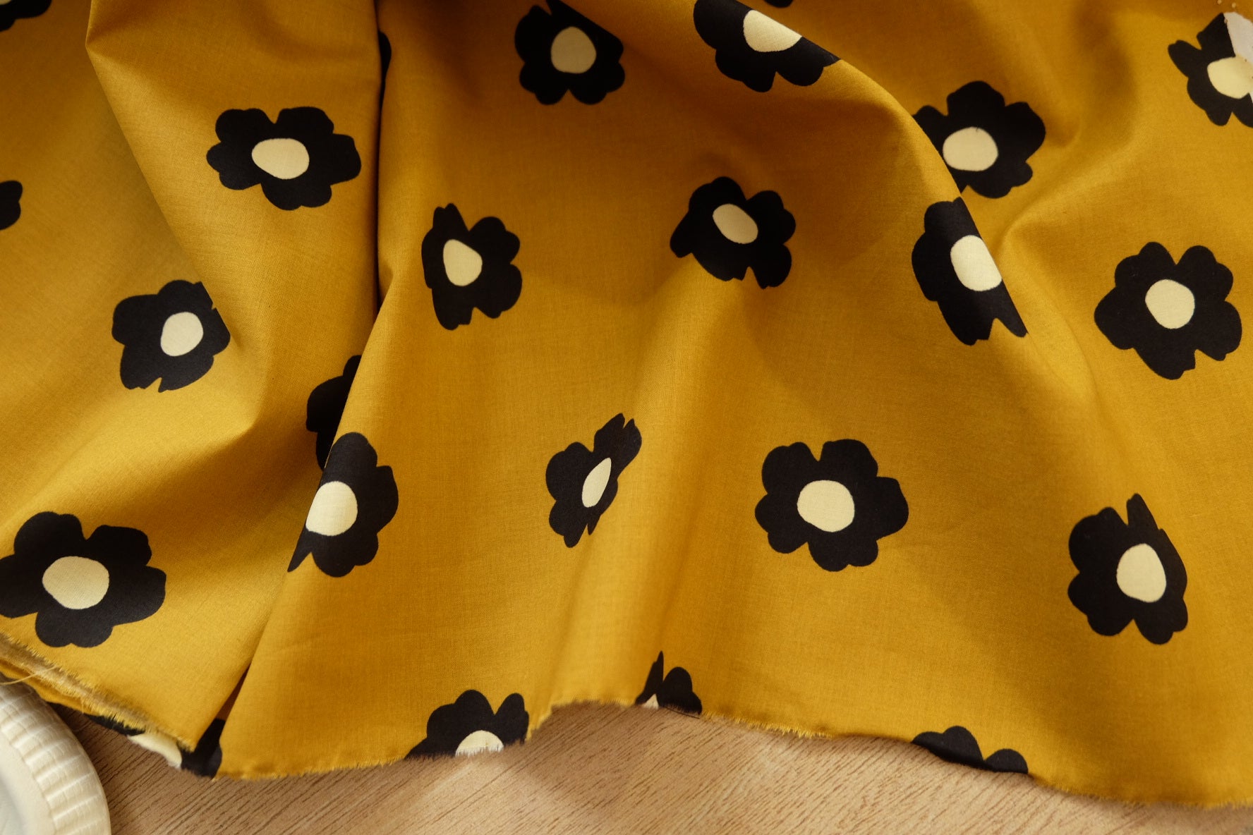 Graphic Daisy Cotton Poplin – 3.3 Yards