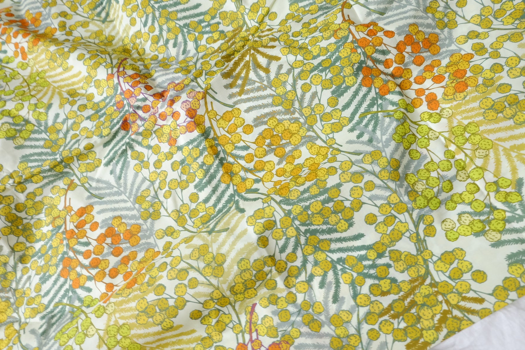 Mimosa Floral 80s Cotton Lawn Fabric — 1.64 yd