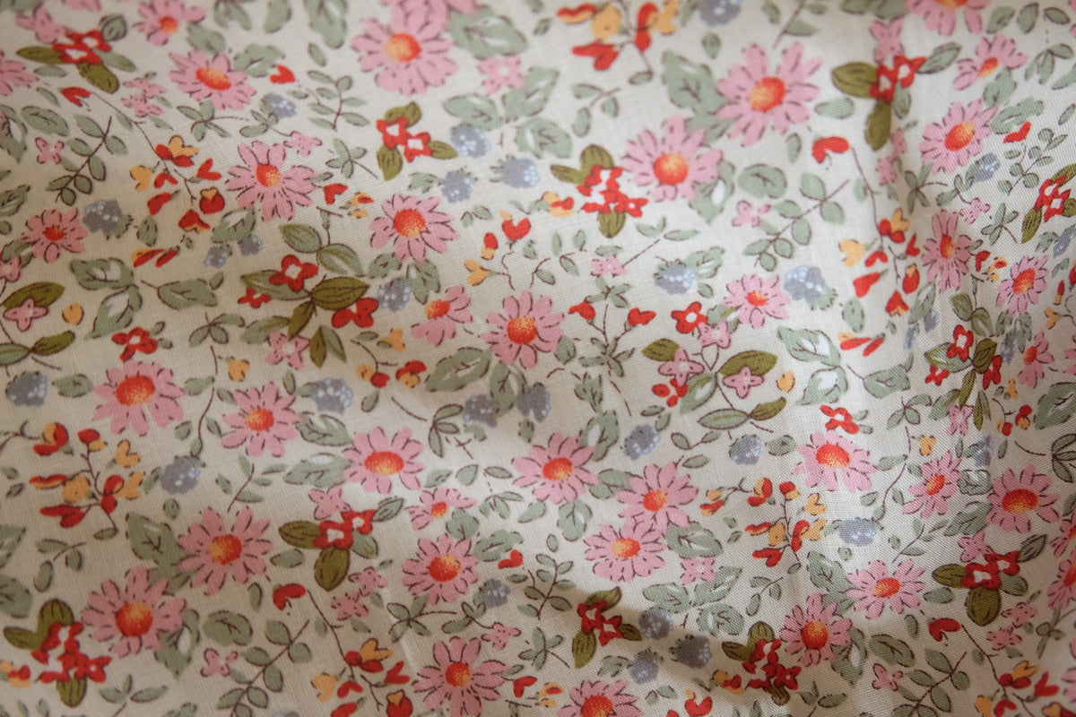 Pink Daisy Meadow – Vintage Floral Cotton Fabric – 3.28 yd