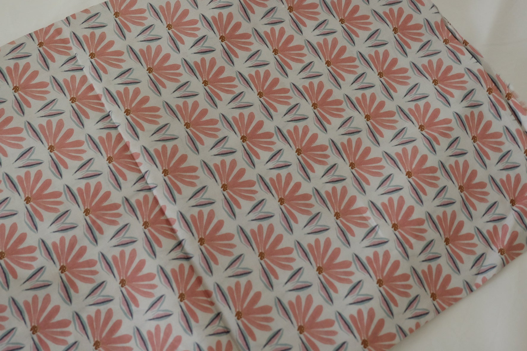 Soft Pink Daisy Cotton Lawn Fabric – Lightweight Floral Cotton Print – 2.5 yd