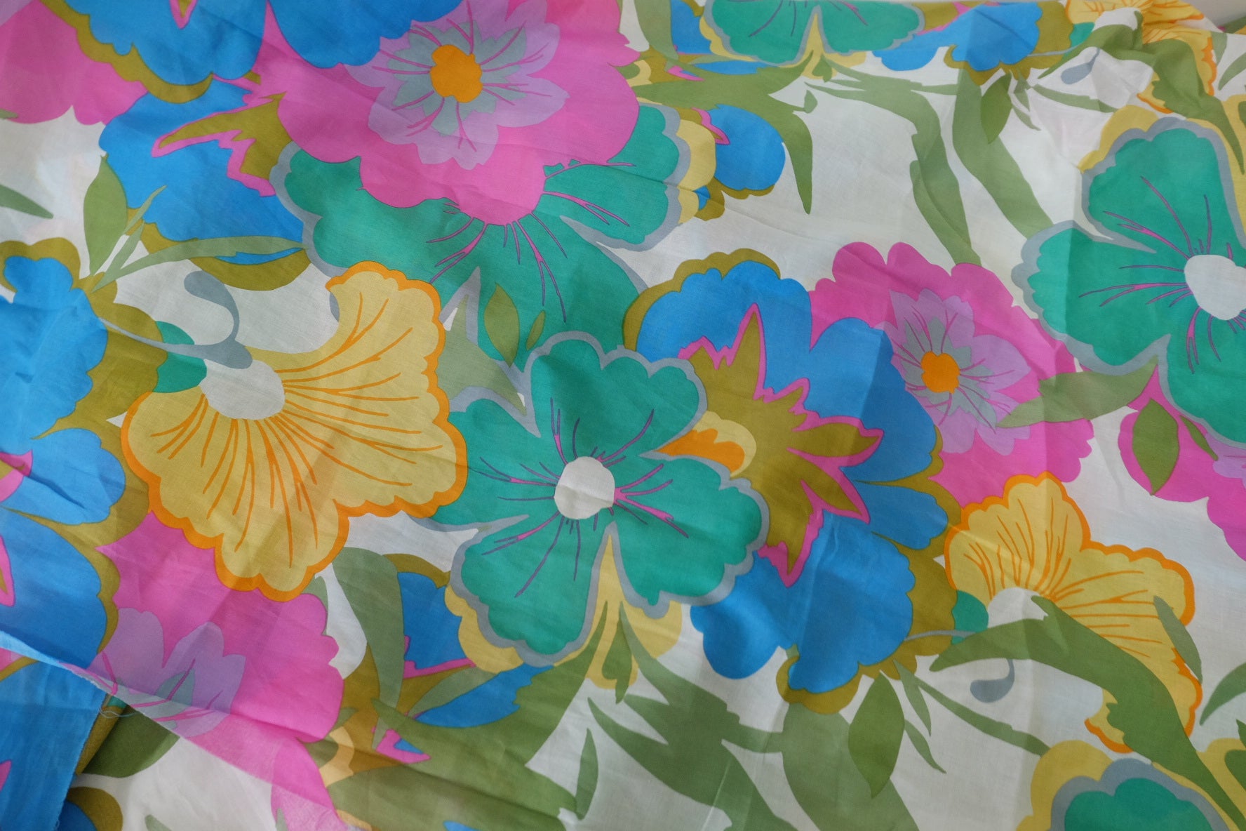 Bold Retro Floral Ultra-Light Cotton Fabric - 3.8 yd