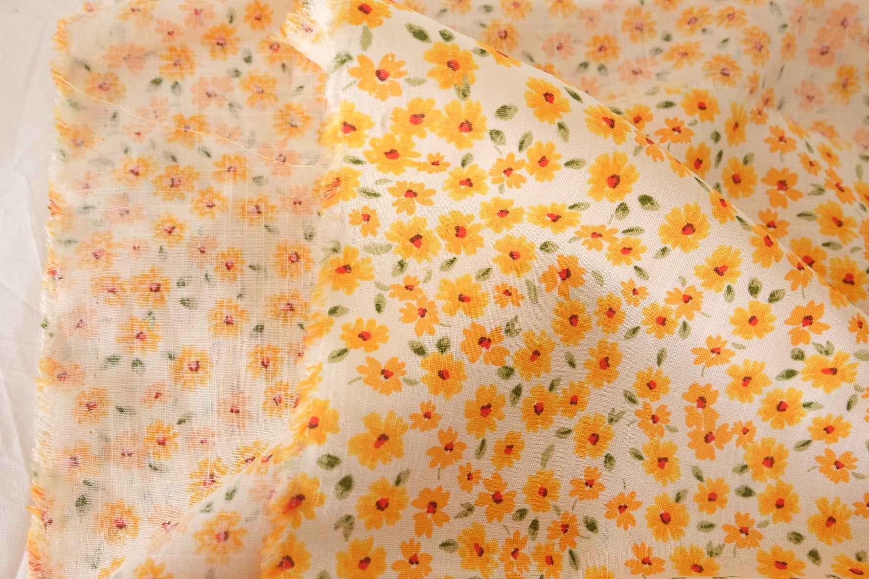 Textured Slub Cotton Floral Fabric – Small Daisy Print – 3.3 yd Cut