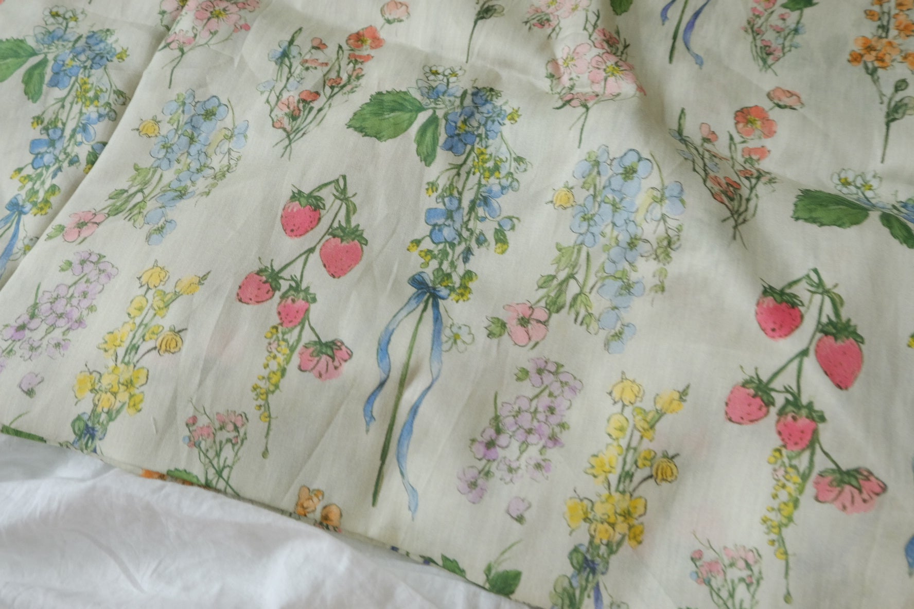 Strawberry Bouquet 80s Cotton Sateen Fabric — 1.64 yd