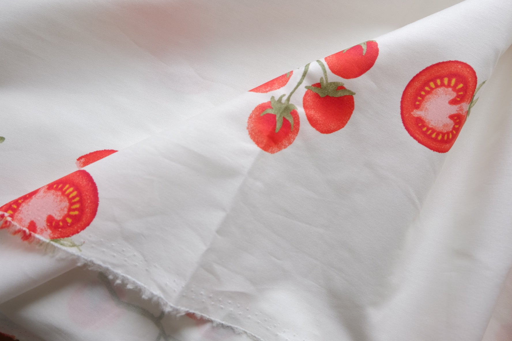 Tomato Print High-Density Cotton Poplin – 2.2 yd / 1.6 yd