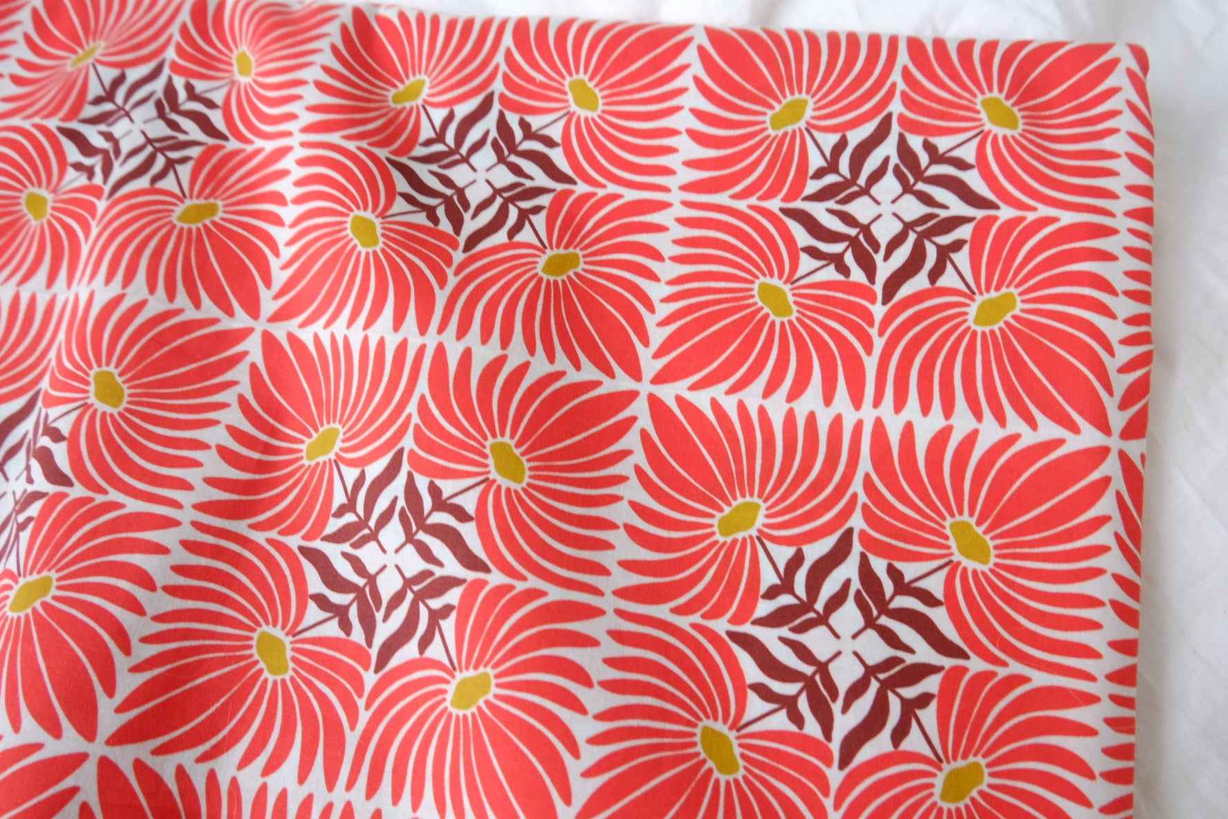 Red Graphic Daisy Cotton Fabric — 3.28 yd