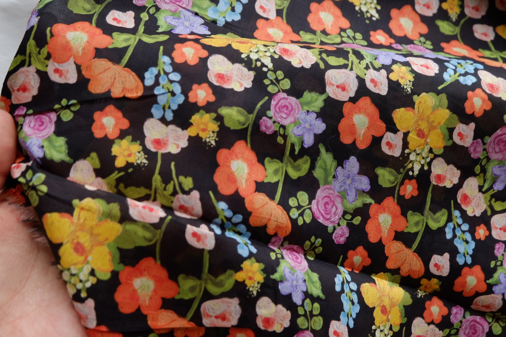 Dark Garden 100s Cotton Lawn – 2.7 yd