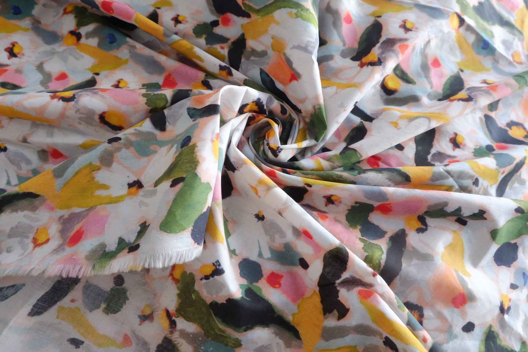 Painterly Daisy Cotton Lawn Fabric - 1.86 yd