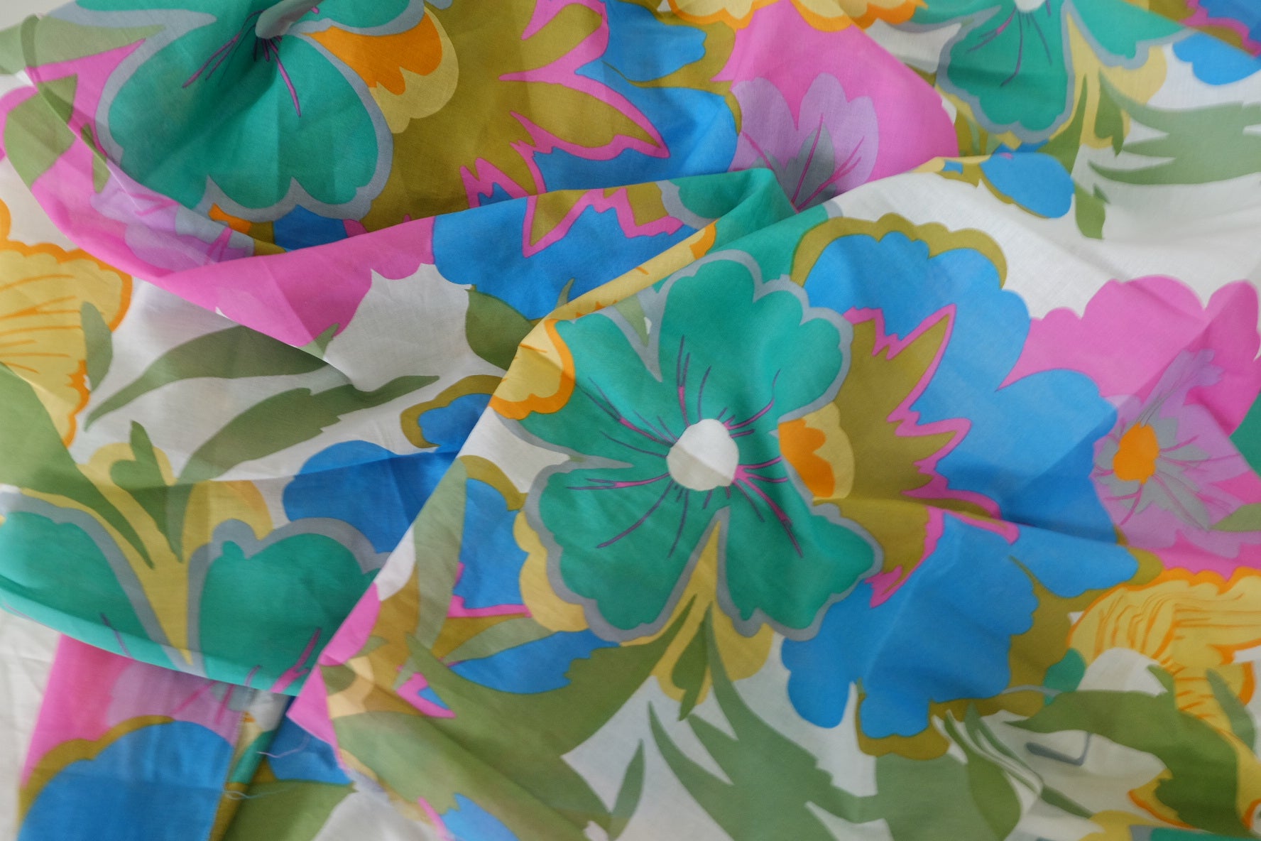 Bold Retro Floral Ultra-Light Cotton Fabric - 3.8 yd