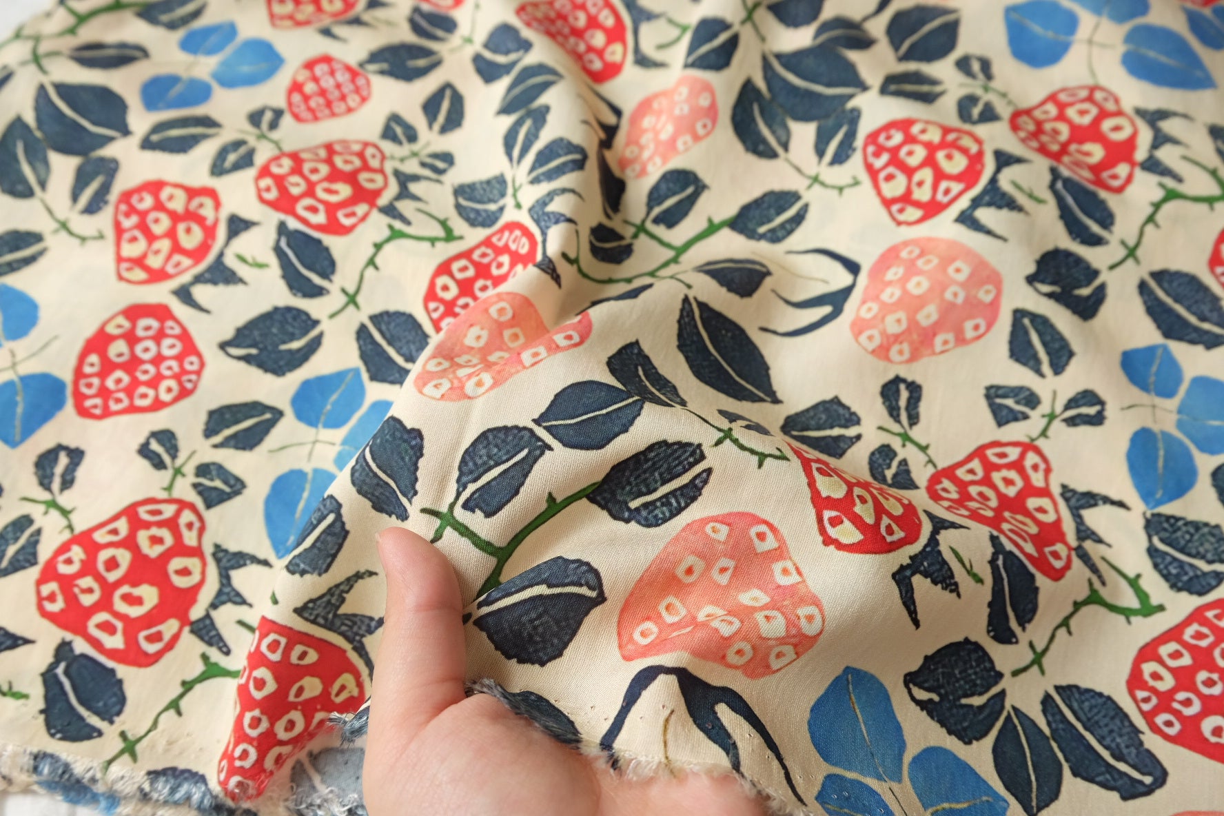 Strawberry Vine Cotton-Nylon Shirting Fabric — 2.19 yd