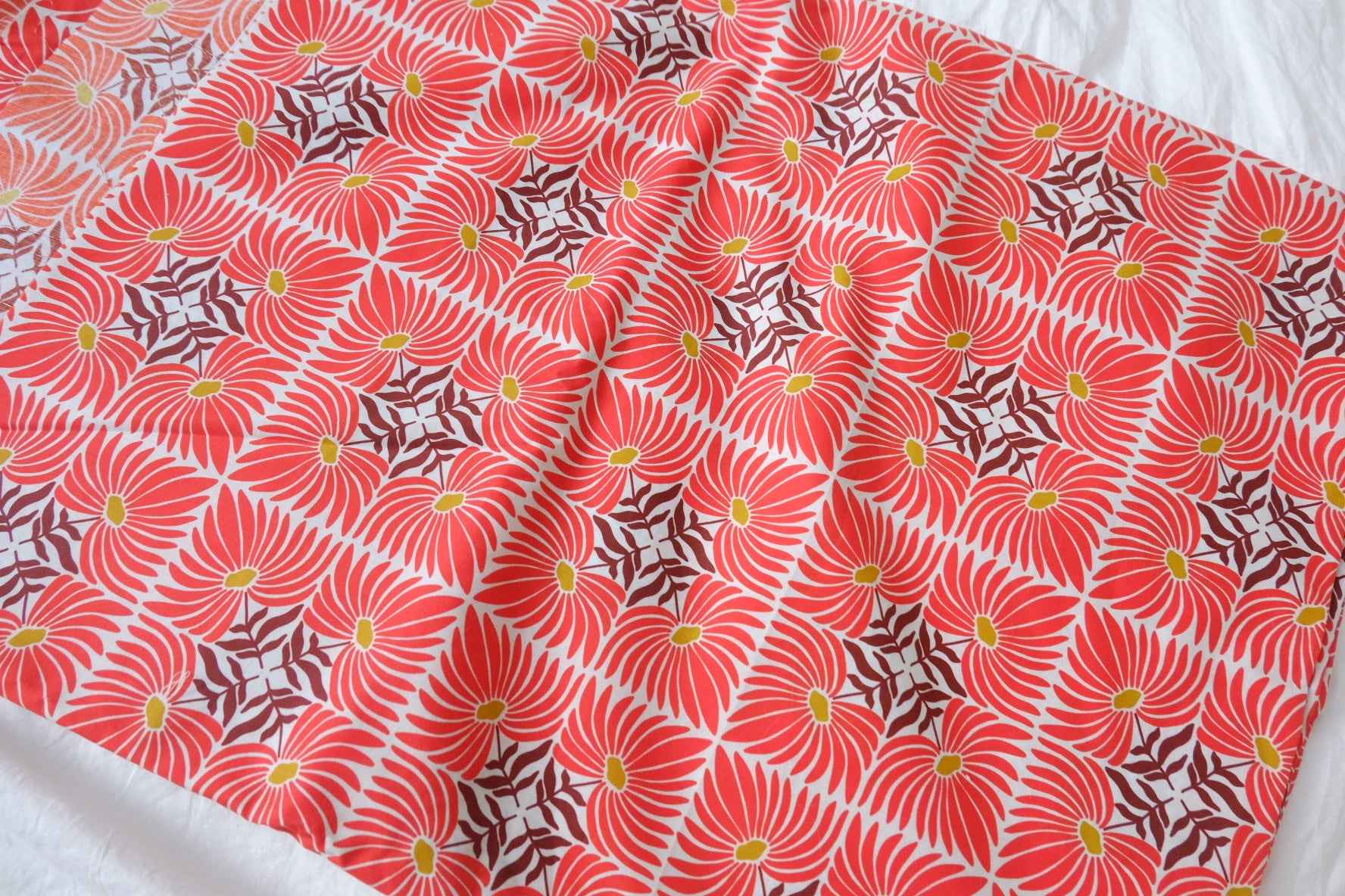 Red Graphic Daisy Cotton Fabric — 3.28 yd