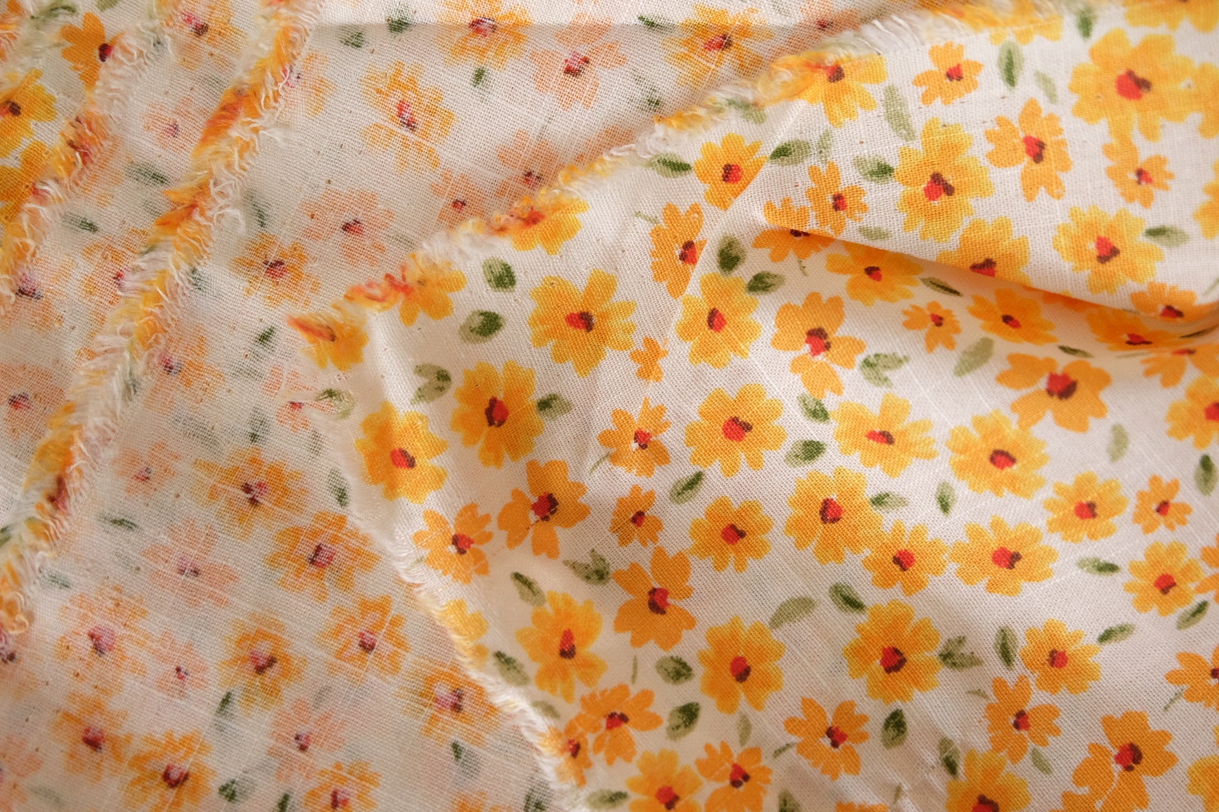 Textured Slub Cotton Floral Fabric – Small Daisy Print – 3.3 yd Cut
