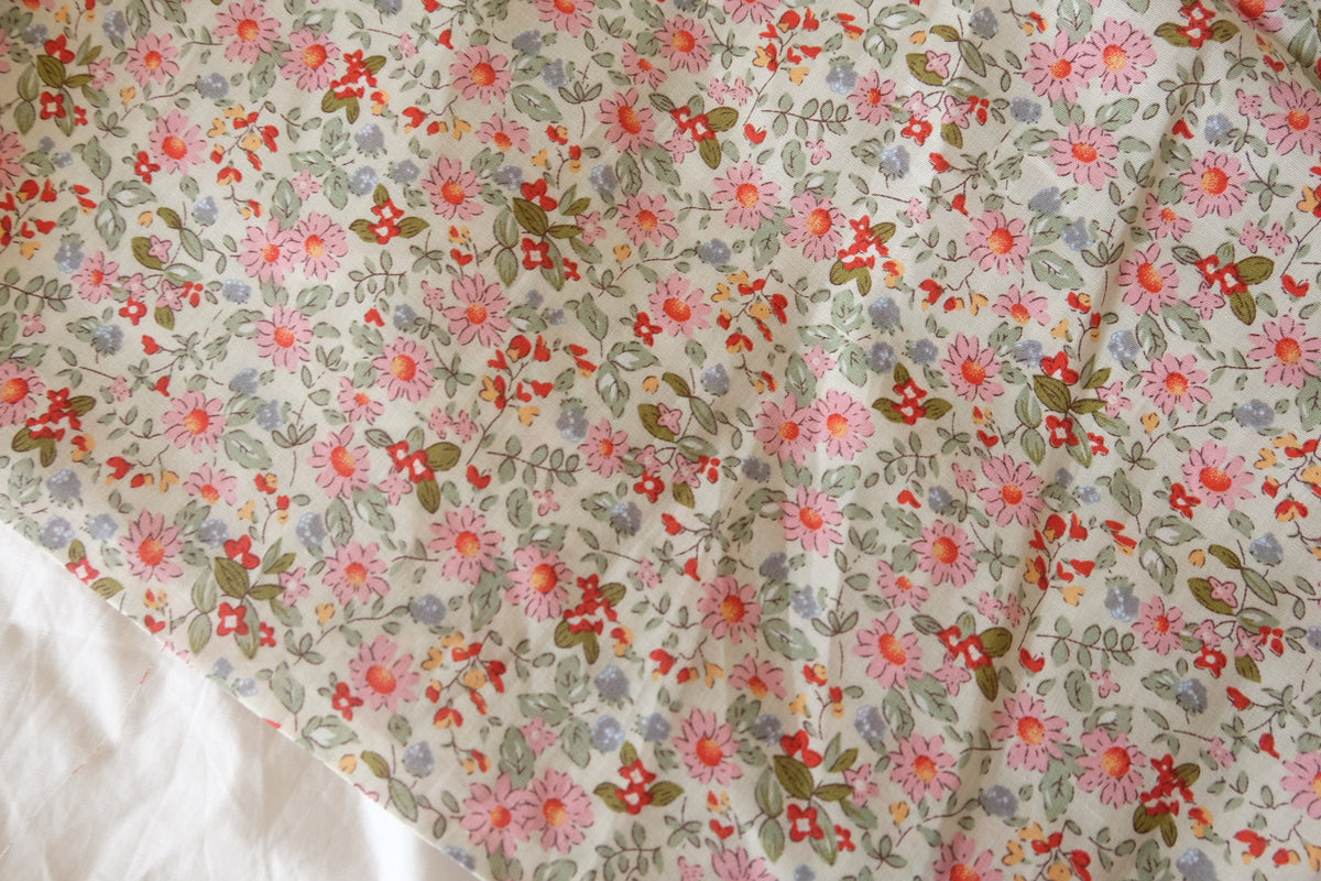 Pink Daisy Meadow – Vintage Floral Cotton Fabric – 3.28 yd