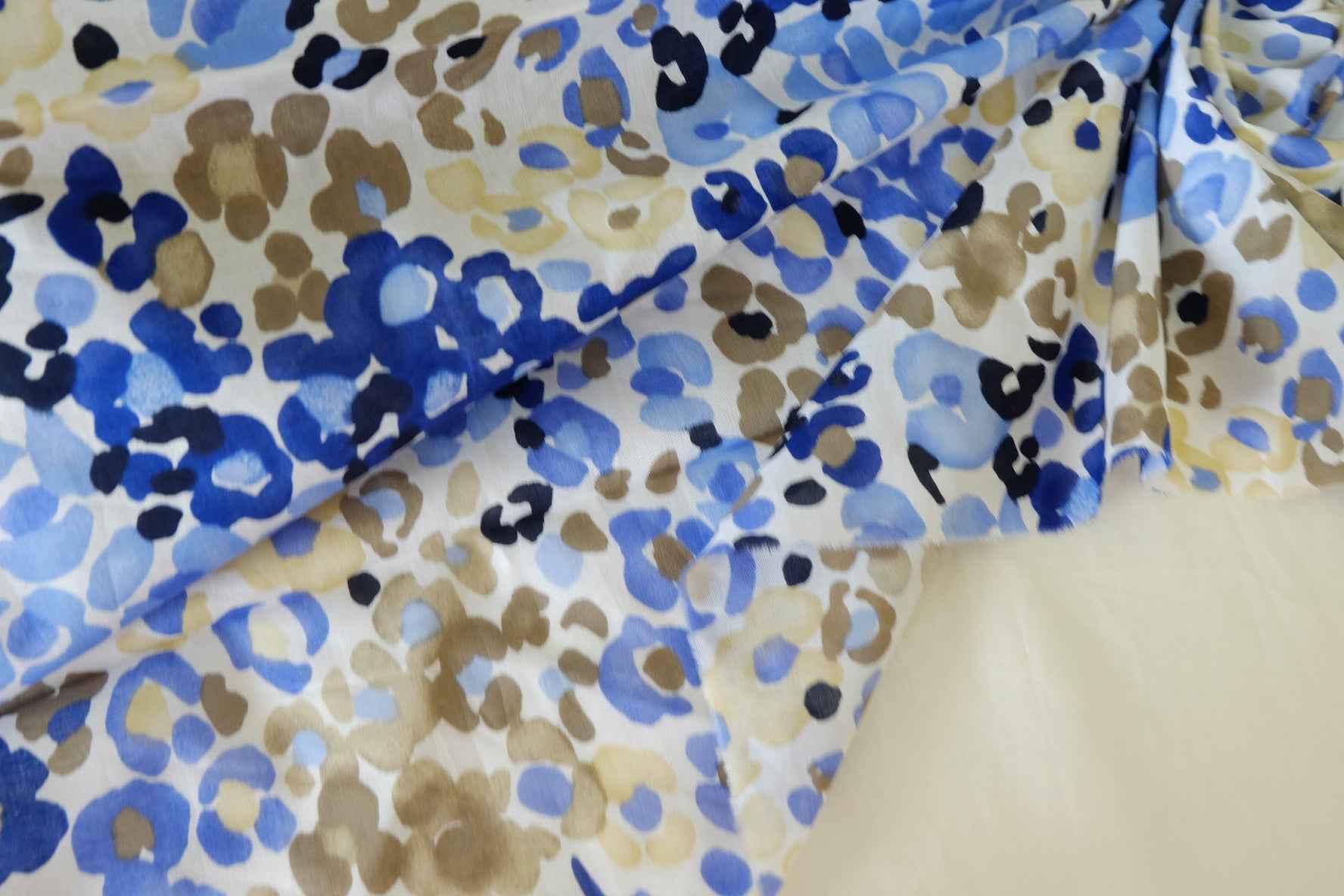 Blue Abstract Floral Lightweight Cotton Fabric – 3.3 yd