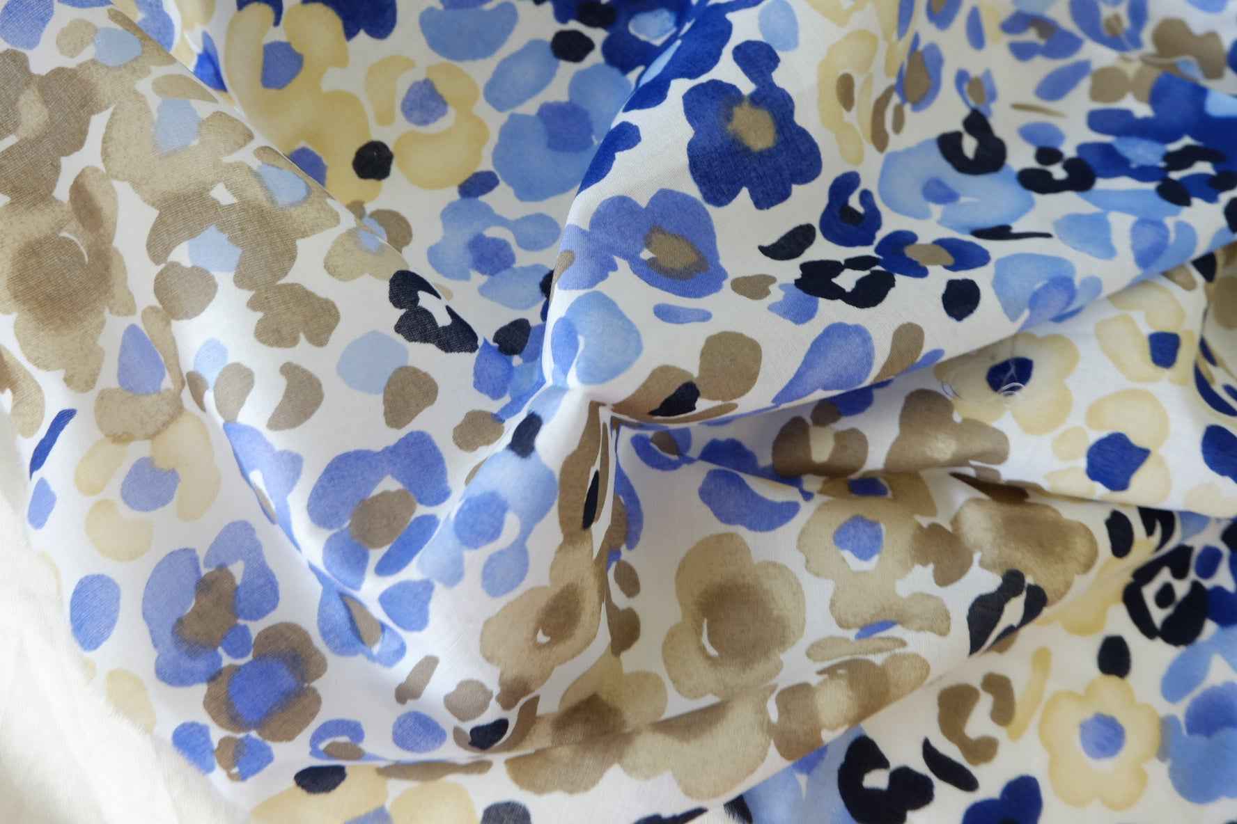 Blue Abstract Floral Lightweight Cotton Fabric – 3.3 yd
