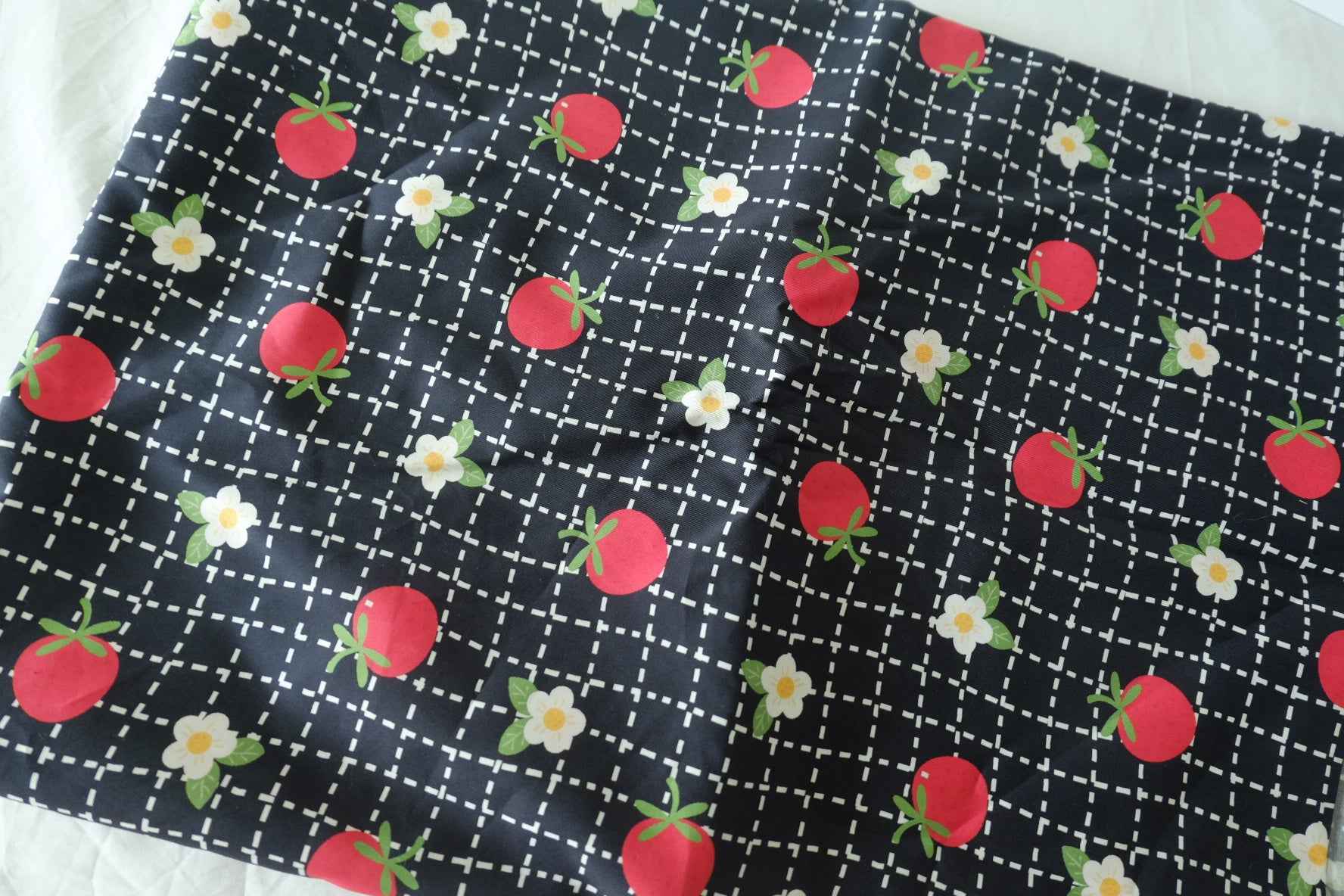 Tomato & Daisy High-Density Cotton Sateen Fabric – 1.6 yd