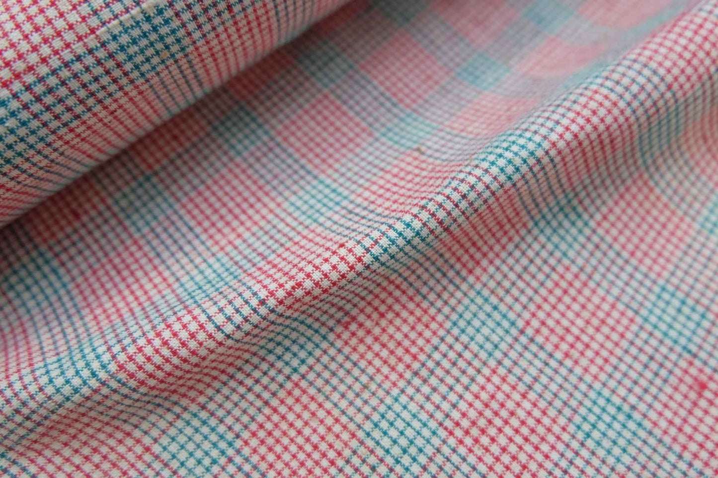 A015 Southern Windmill Check: White Tǔbù with Red & Green Pinstripes - 37cm Width | Ready to Use - BUBBO