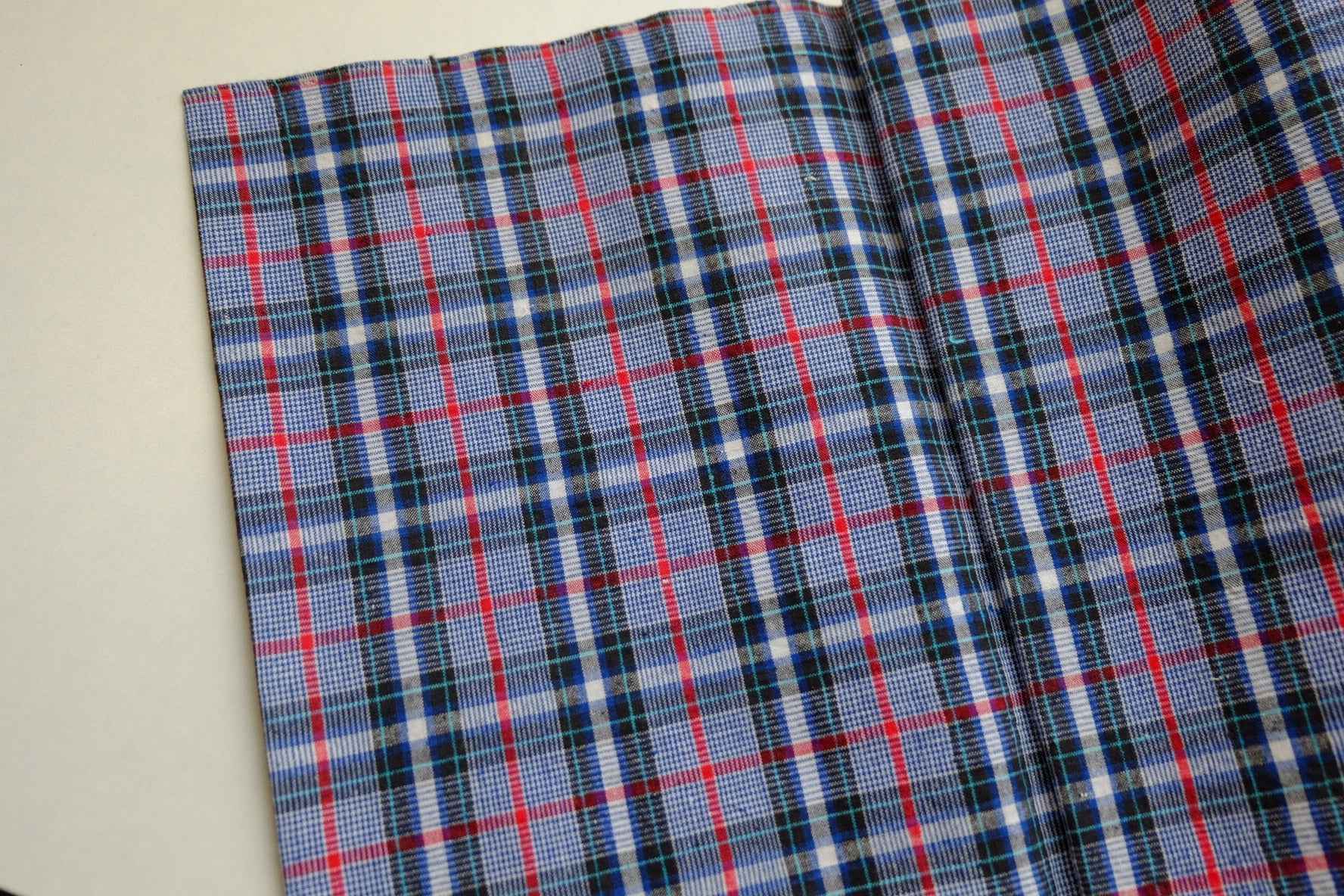 Classic Houndstooth Tǔbù with Red & Sky Blue Accents - 31.5cm Width - BUBBO