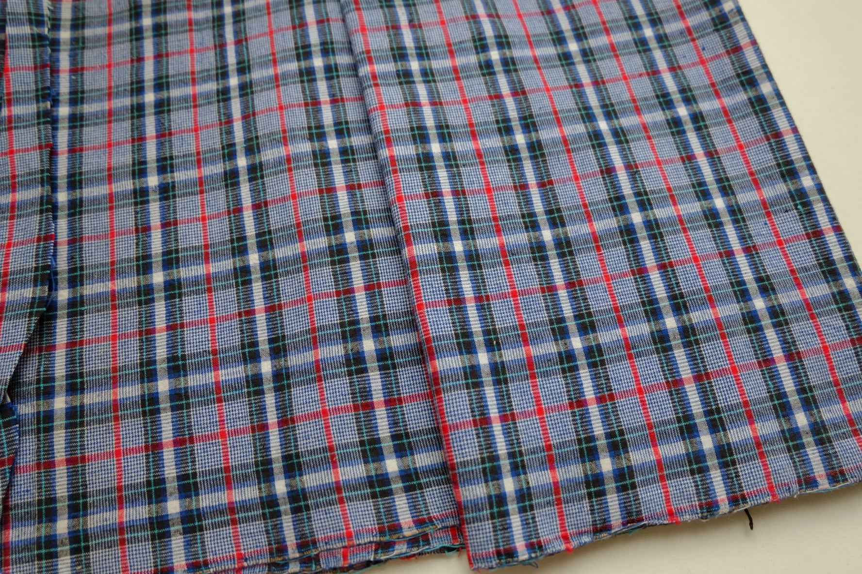 Classic Houndstooth Tǔbù with Red & Sky Blue Accents - 31.5cm Width - BUBBO