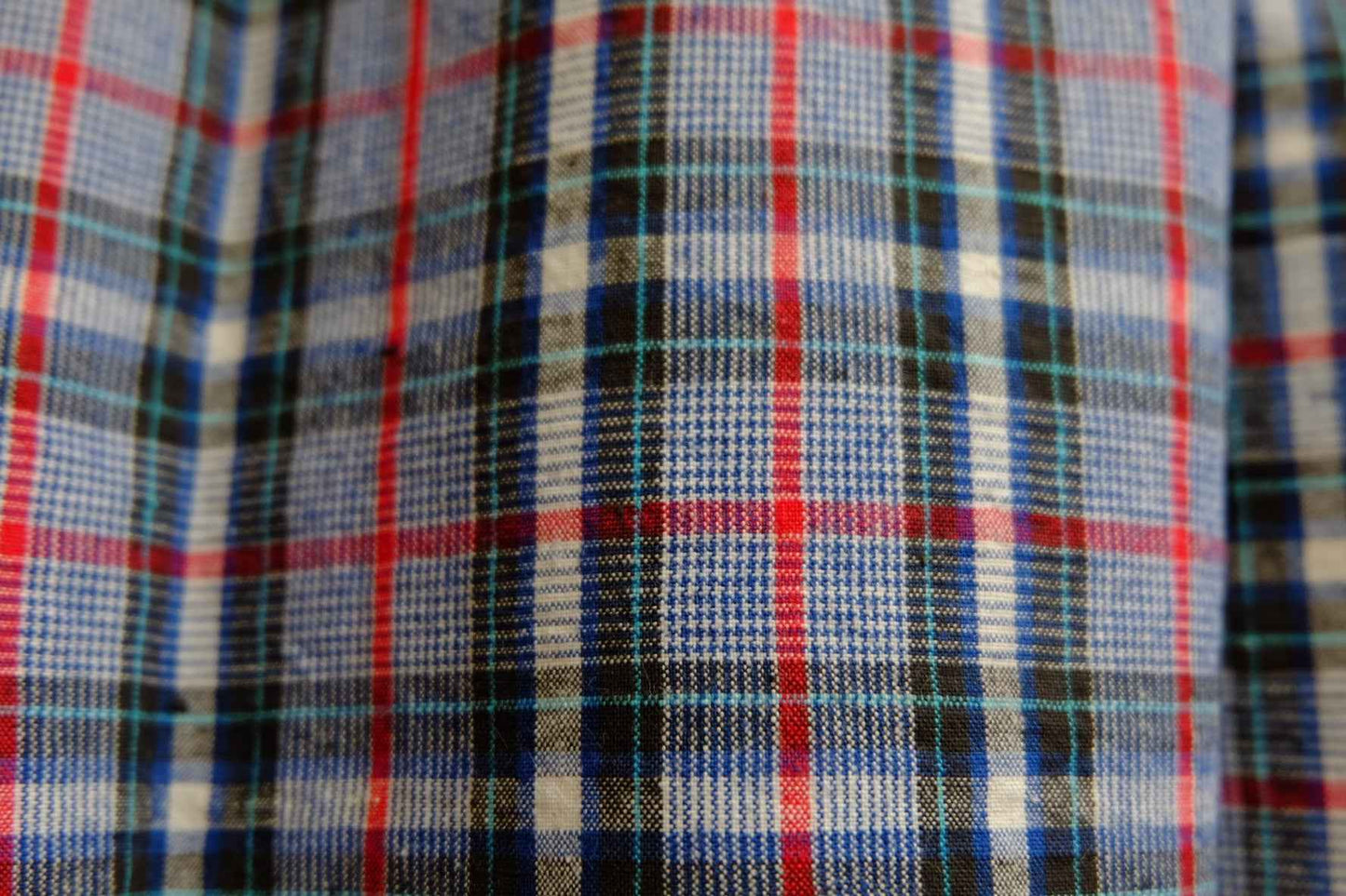 Classic Houndstooth Tǔbù with Red & Sky Blue Accents - 31.5cm Width - BUBBO