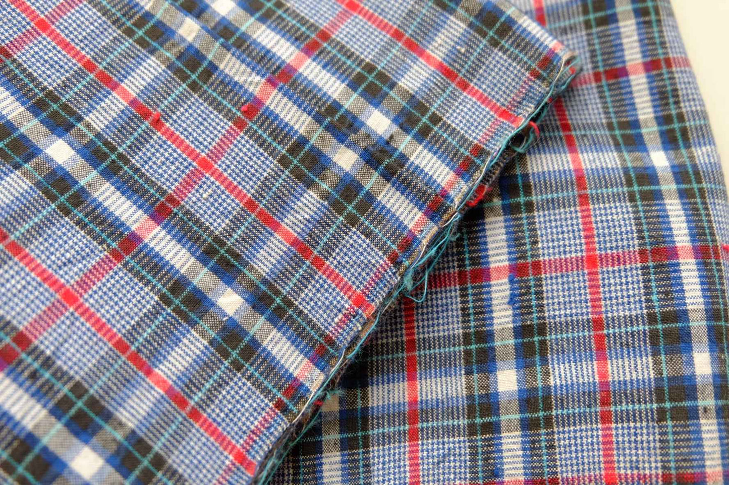 Classic Houndstooth Tǔbù with Red & Sky Blue Accents - 31.5cm Width - BUBBO