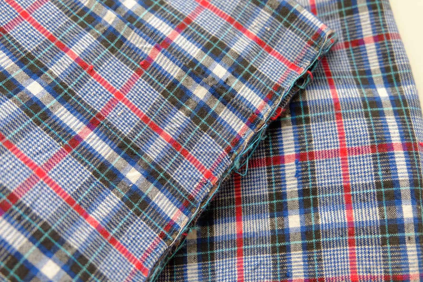 Classic Houndstooth Tǔbù with Red & Sky Blue Accents - 31.5cm Width - BUBBO