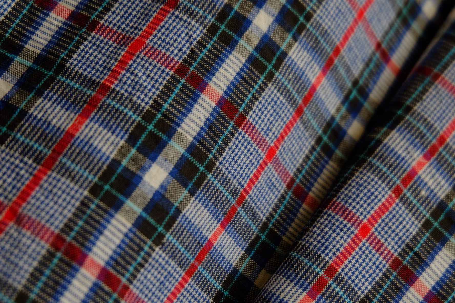 Classic Houndstooth Tǔbù with Red & Sky Blue Accents - 31.5cm Width - BUBBO