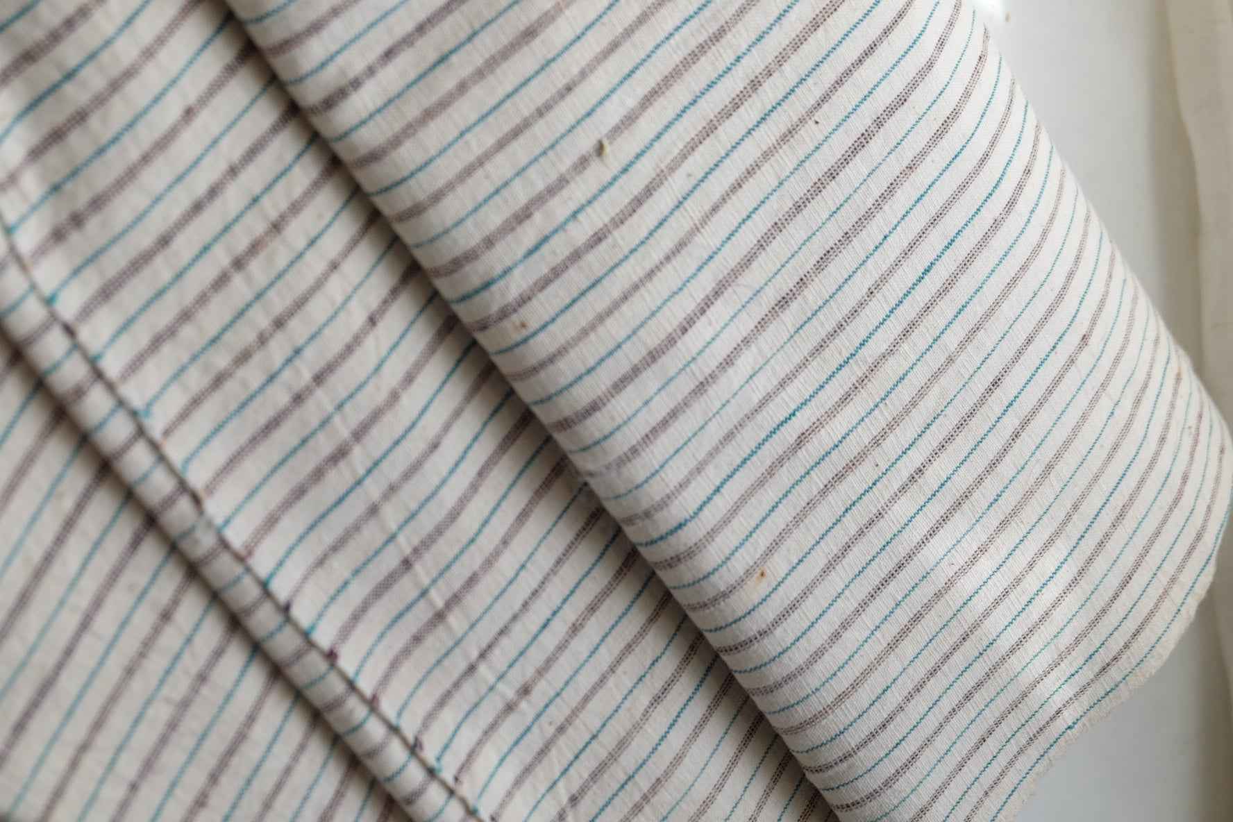 Emerald & Crimson: White Tǔbù with Hand - Spun Lines - 36.5cm Width - BUBBO