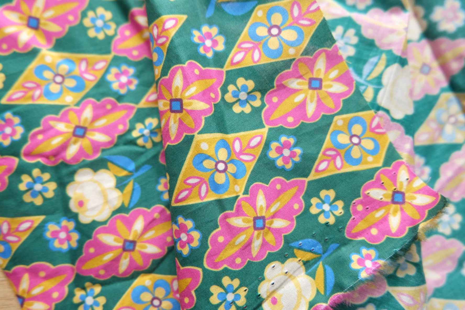Lightweight 80s Cotton Fabric – Vintage Floral Geometric Print - 0.55 yds - BUBBO