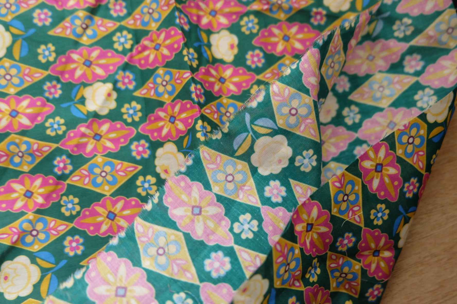 Lightweight 80s Cotton Fabric – Vintage Floral Geometric Print - 0.55 yds - BUBBO